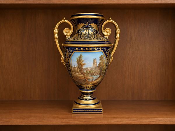 English polychrome porcelain vase  - Auction Renew in Style - Maison Bibelot - Casa d'Aste Firenze - Milano