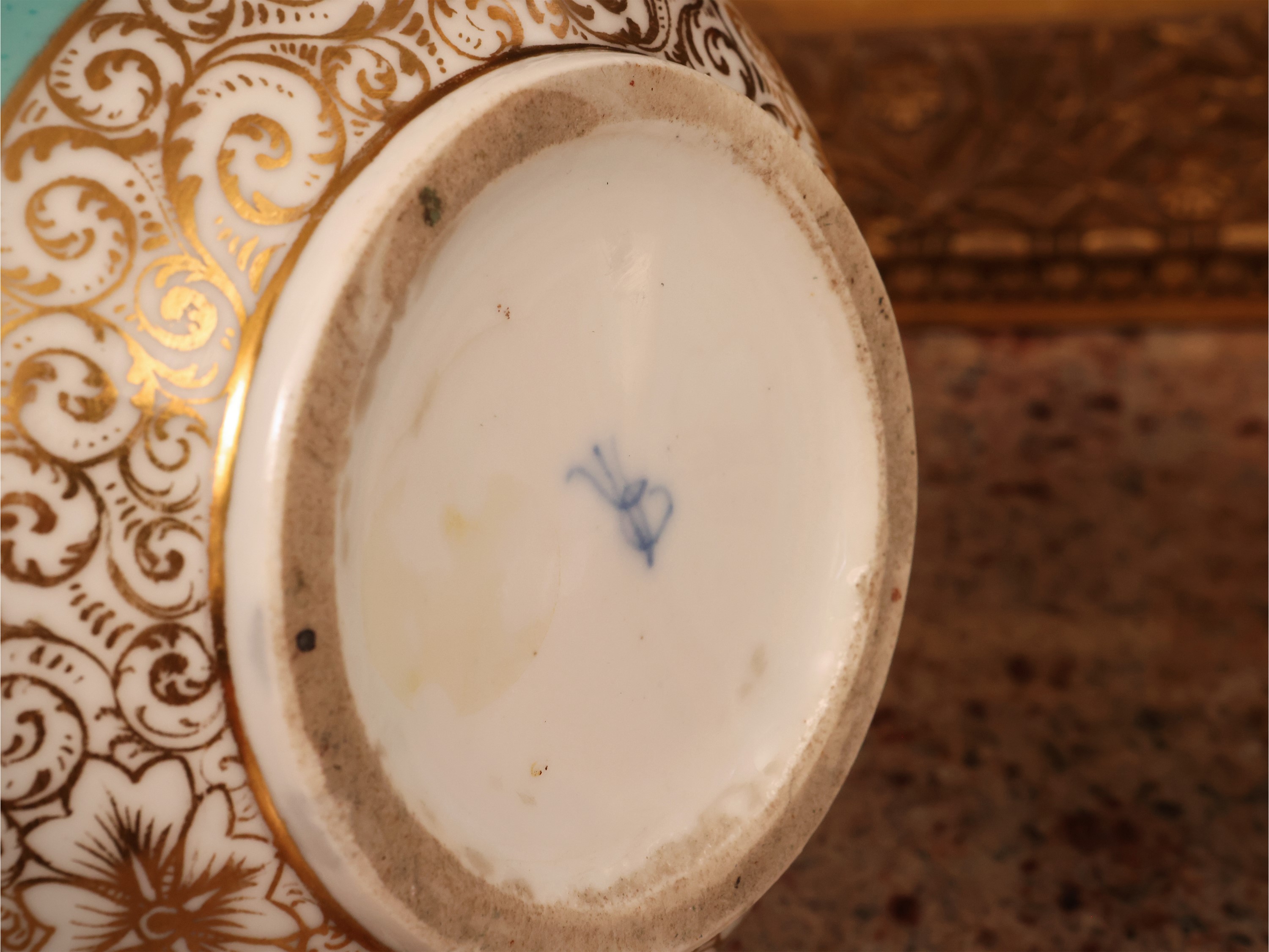 Coppia di vasi a bulbo, porcellana policroma con monogramma AR in sottosmalto blu