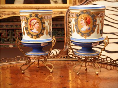 Francia (metà del XIX secolo), Coppia di vasi in opaline policroma dipinta