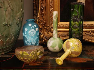 Quattro vasi decorativi in vetro, tra cui vetro cammeo turchese e modellazioni floreali, prima me...