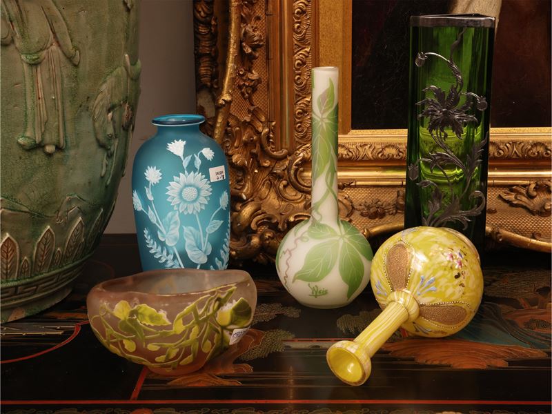 Quattro vasi decorativi in vetro, tra cui vetro cammeo turchese e modellazioni floreali, prima me...