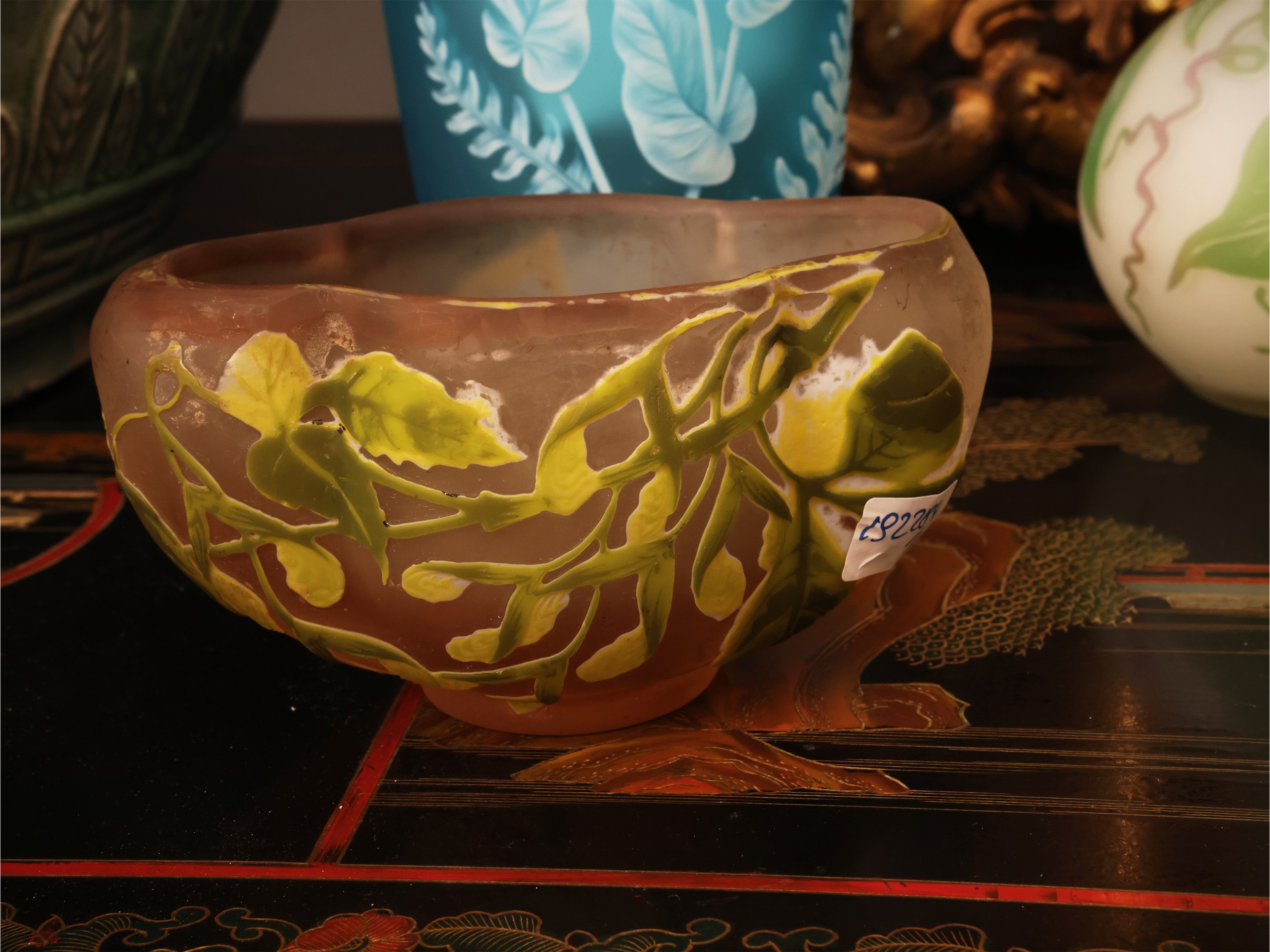 Quattro vasi decorativi in vetro, tra cui vetro cammeo turchese e modellazioni floreali, prima me...