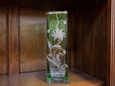 Vaso in vetro verde brillante, decorazione floreale in argento, prima metà del XX secolo