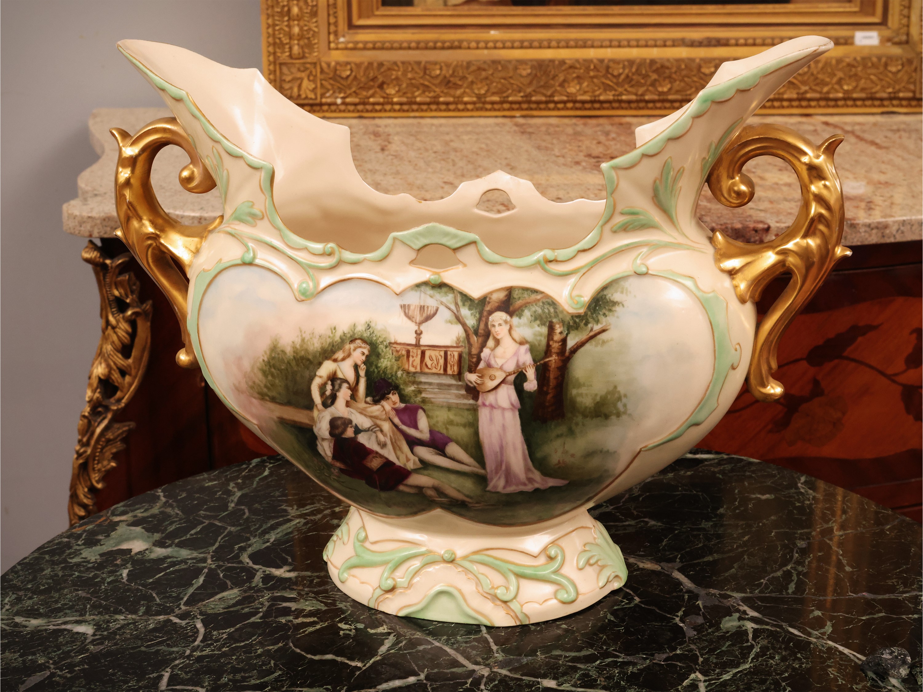 Grande vaso fioriera in porcellana policroma, coppa biansata con anse dorate (inizio XX secolo)