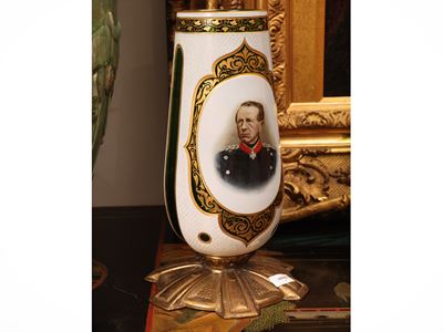 Vaso commemorativo, cristallo doppio bianco e verde smeraldo, ritratto di Helmuth Karl Bernhard v...