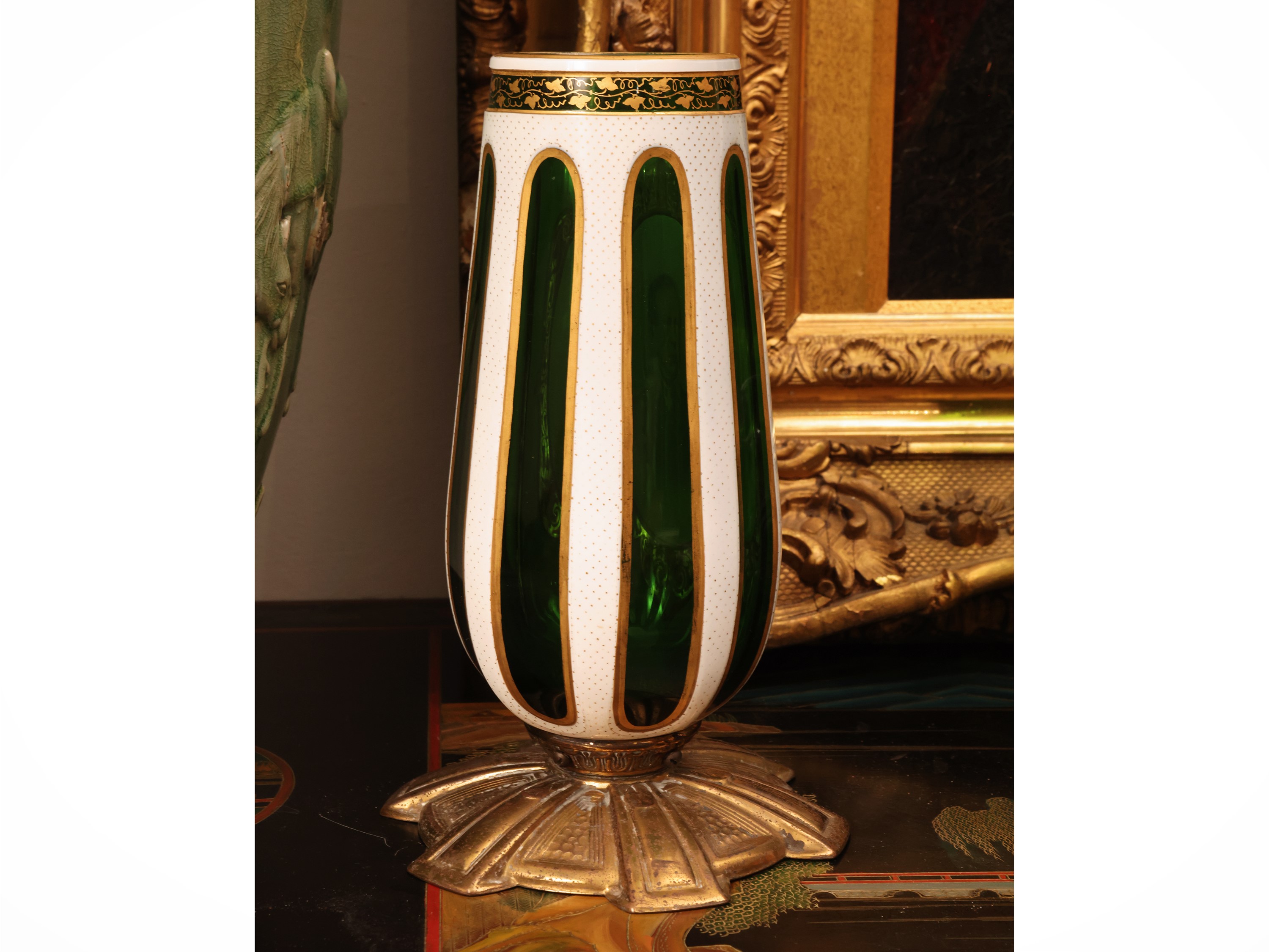 Vaso commemorativo, cristallo doppio bianco e verde smeraldo, ritratto di Helmuth Karl Bernhard v...
