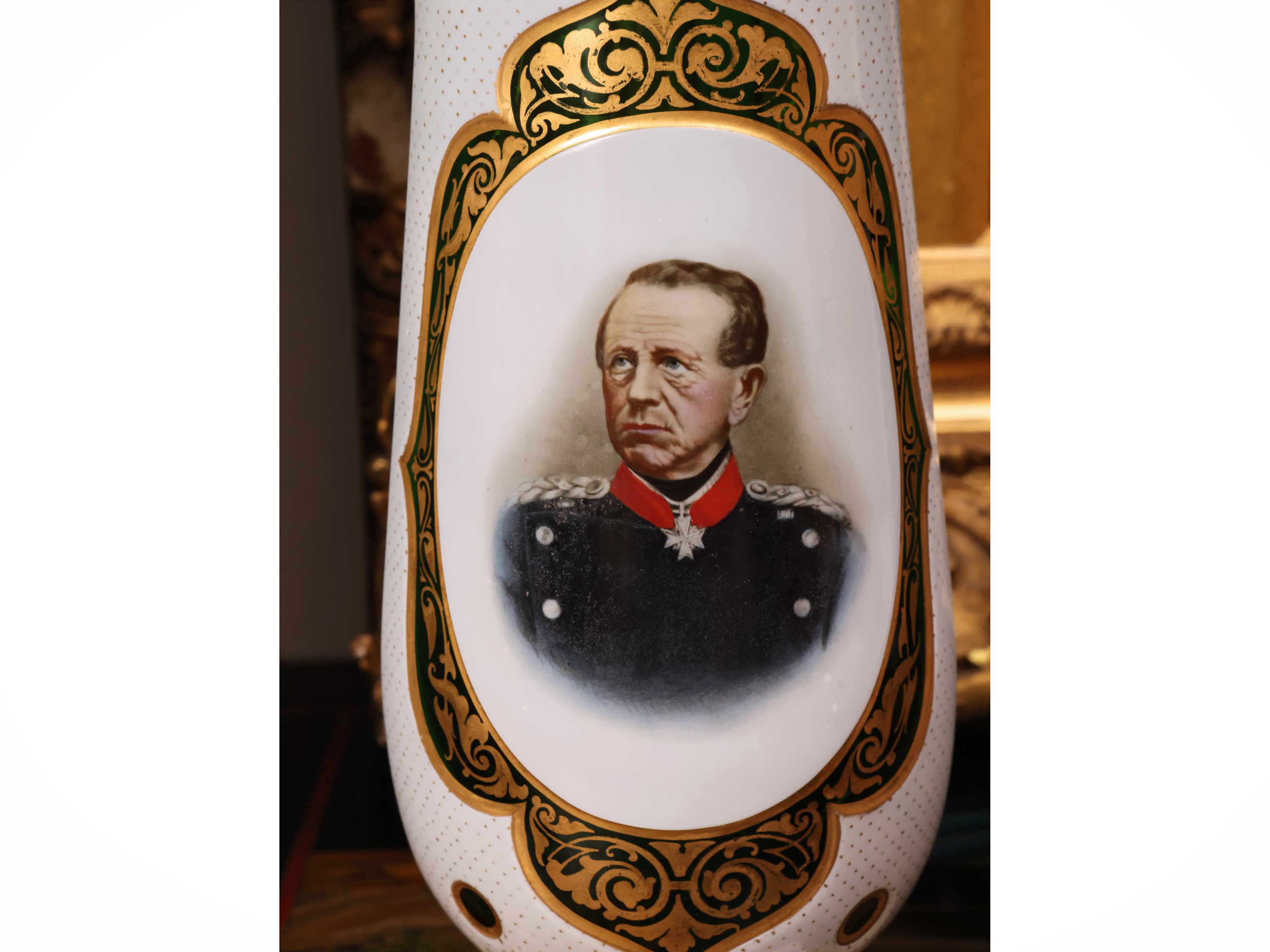 Vaso commemorativo, cristallo doppio bianco e verde smeraldo, ritratto di Helmuth Karl Bernhard v...