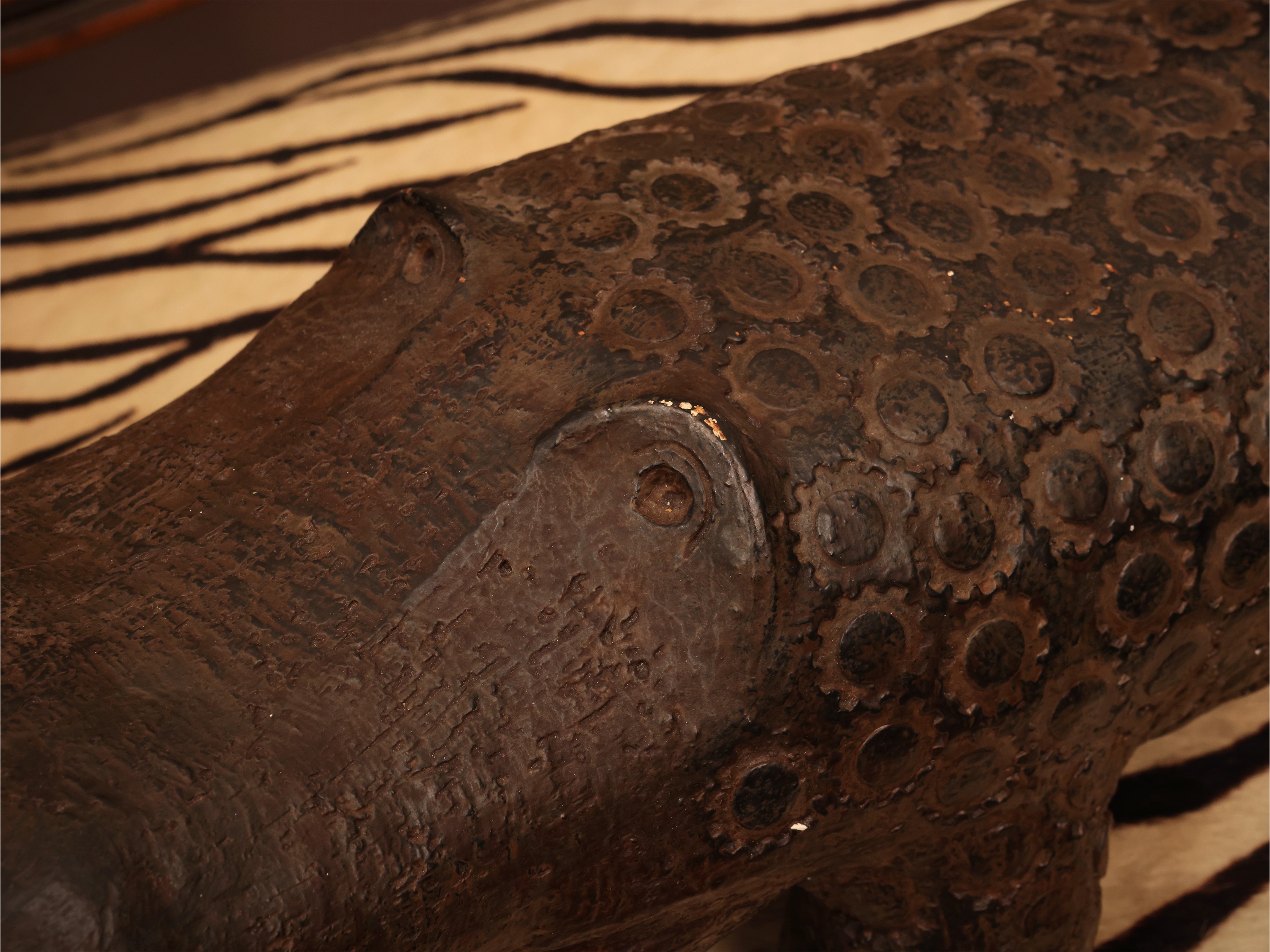 Scultura decorativa in gesso patinato ad imitazione del bronzo, raffigurante un ippopotamo