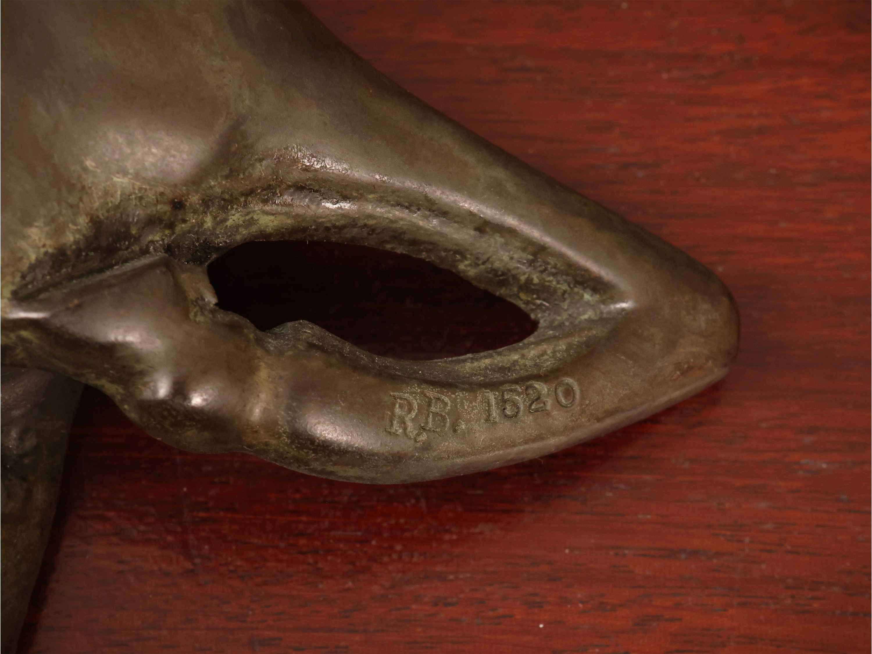 Gruppo in bronzo raffigurante antilope su base in marmo