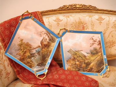 Manifattura francese, Coppia di grandi piatti decorativi in porcellana a decorazione dipinta
