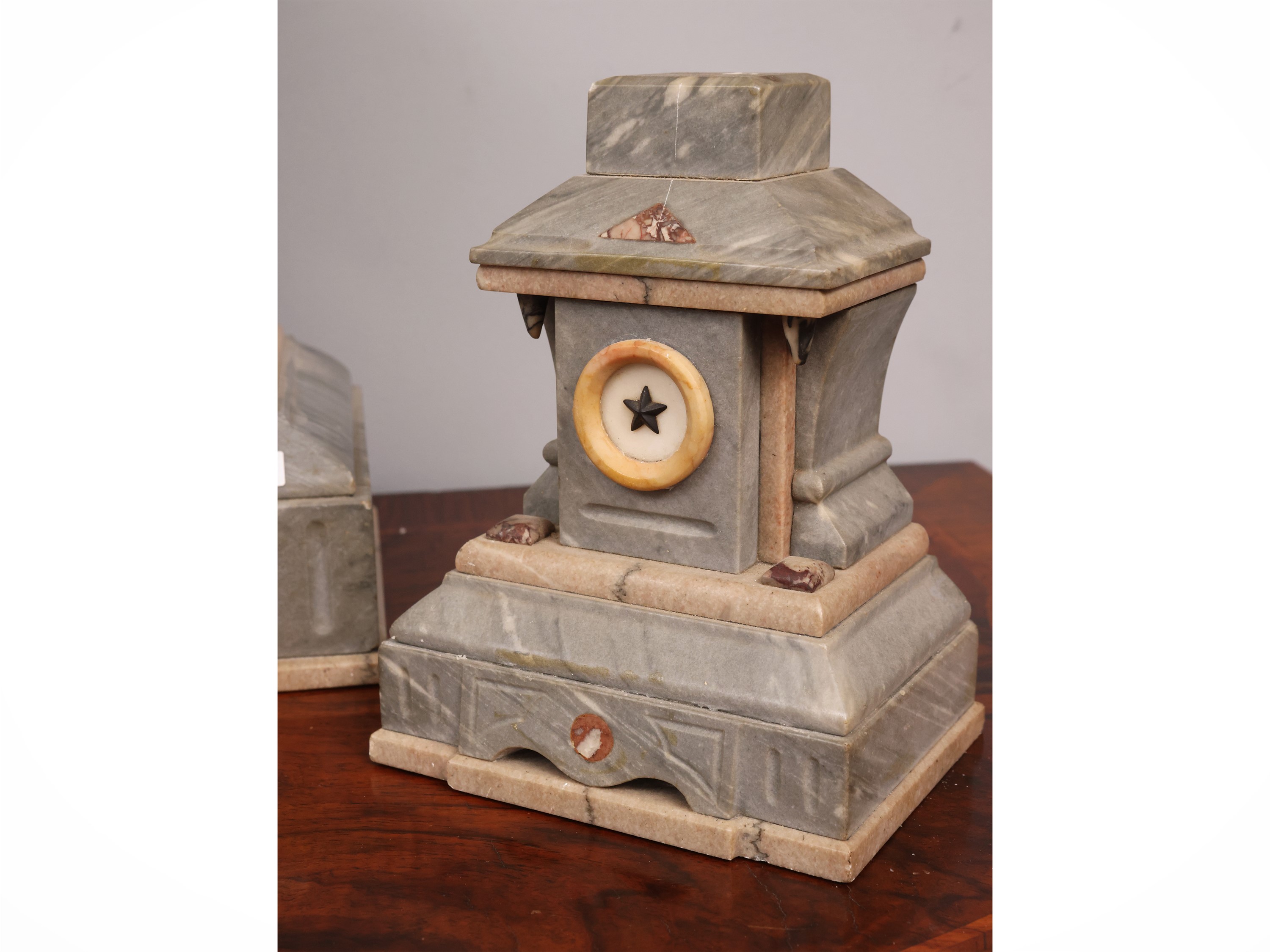 Mermod Jaccard & C., Trittico da camino in marmo grigio con orologio e plinti (stile art nouveau ...