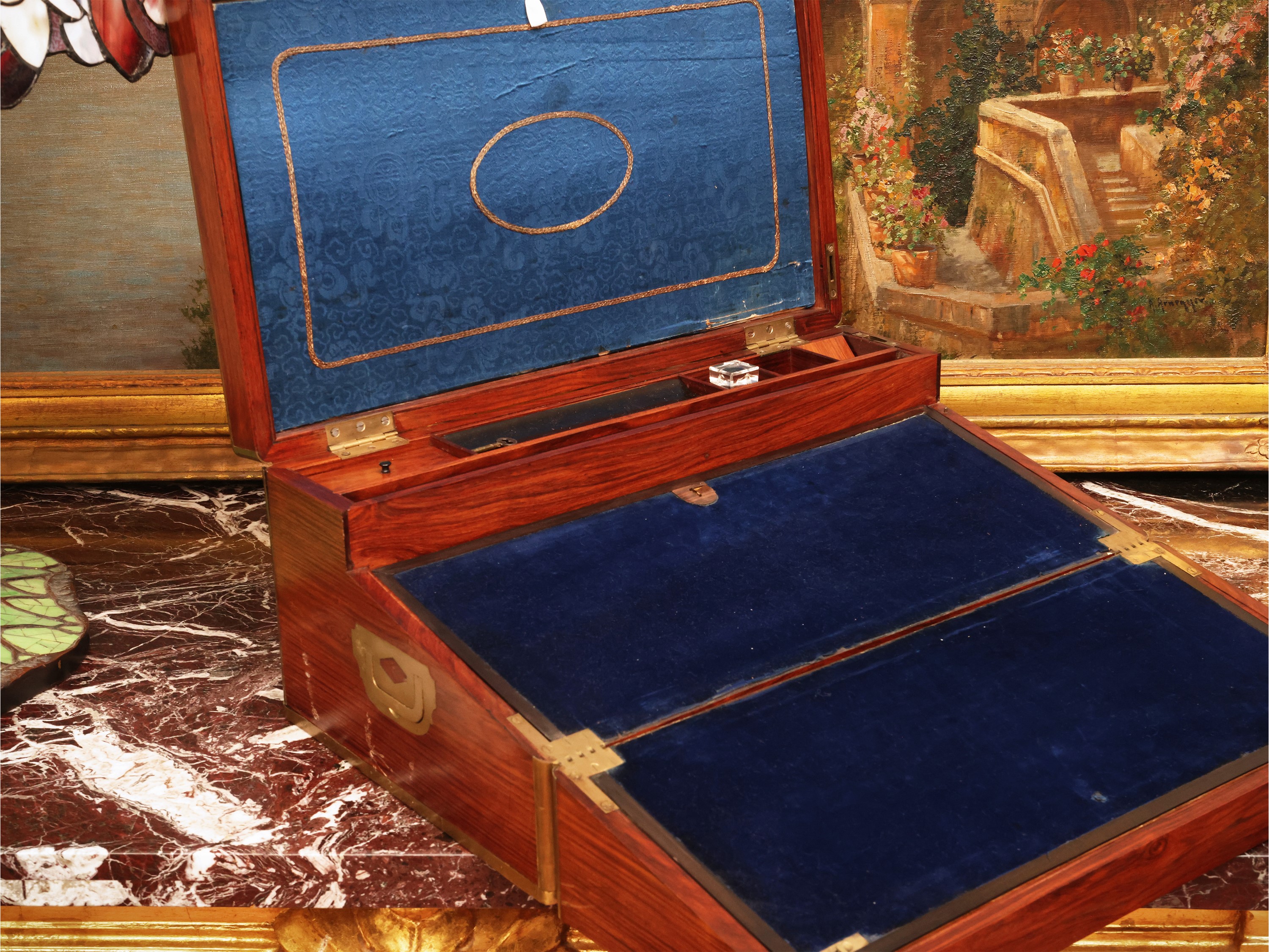 Scrittoio da viaggio in legno di canfora, intarsi in ottone e piano inclinato estraibile