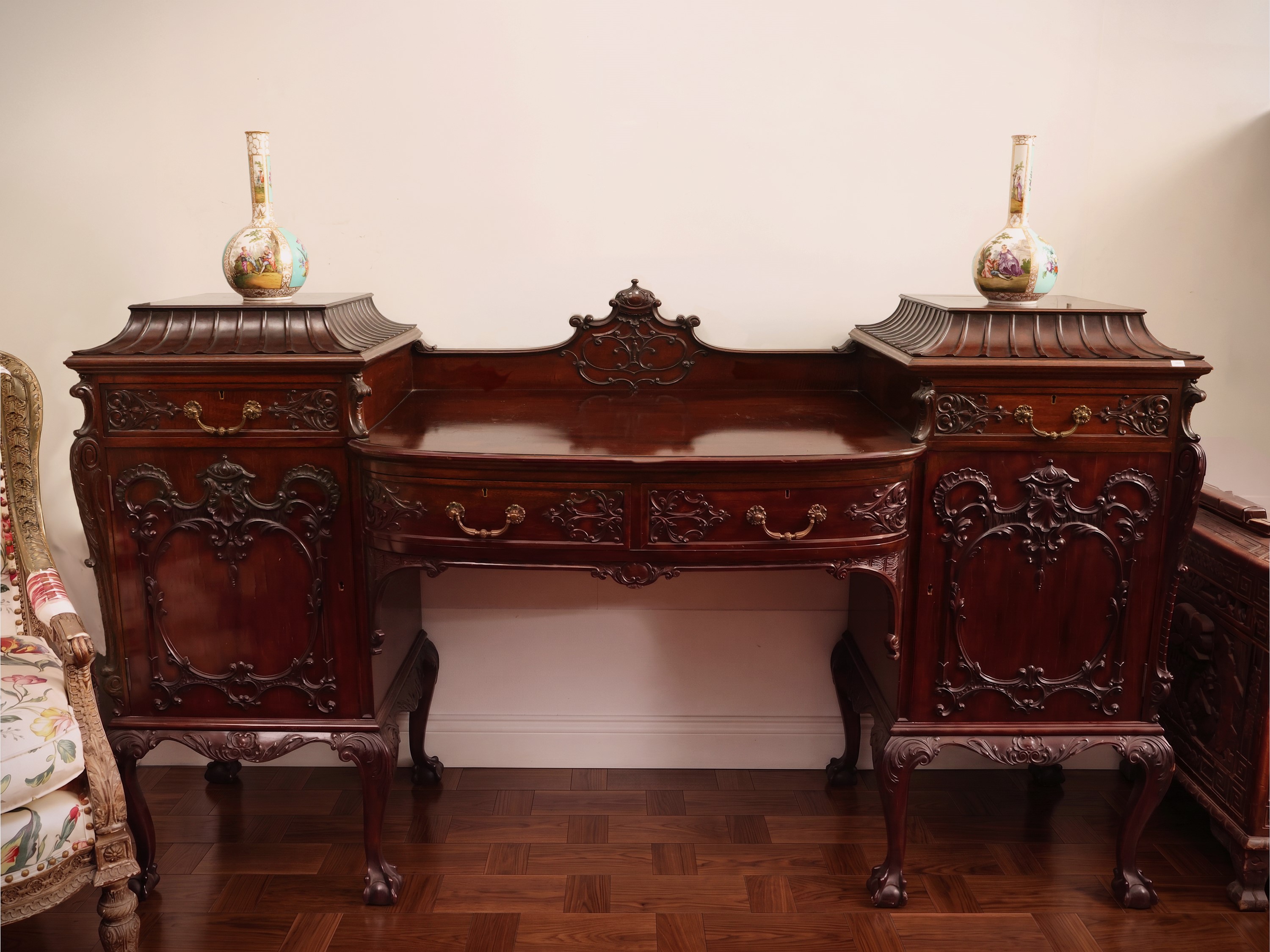Inghilterra (prima metà XX secolo), Grande side-board in mogano e piuma di mogano