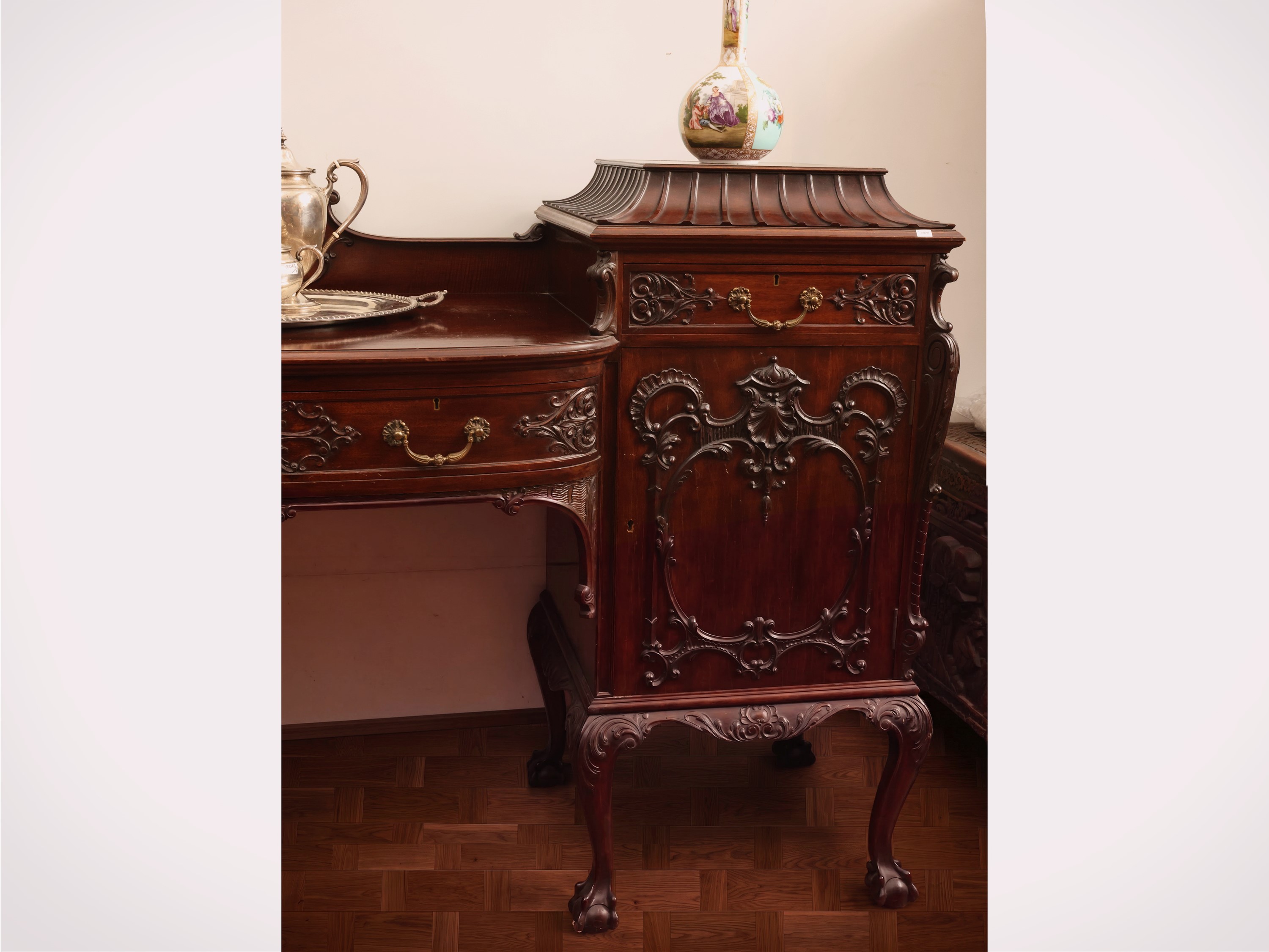 Inghilterra (prima metà XX secolo), Grande side-board in mogano e piuma di mogano