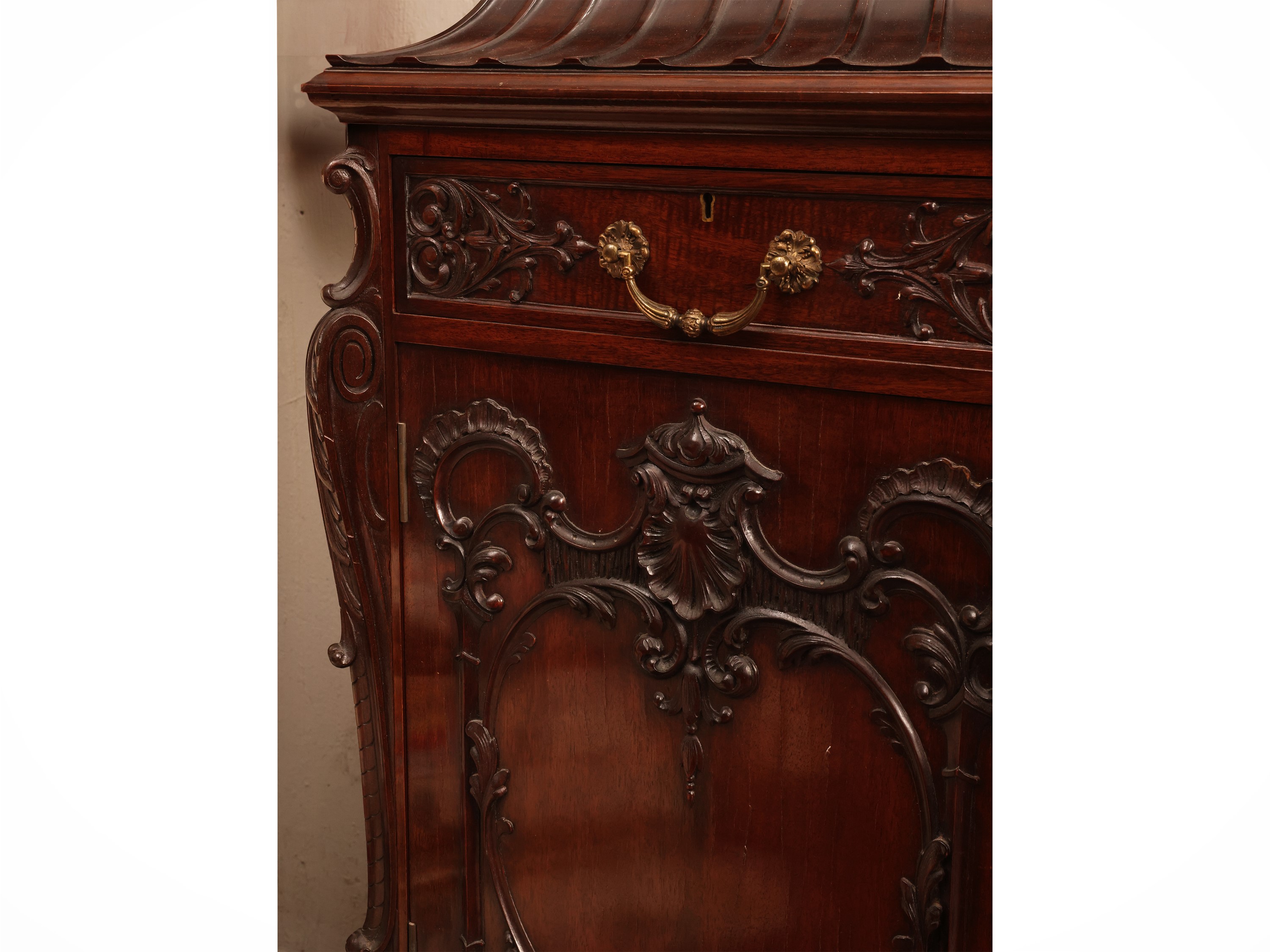Inghilterra (prima metà XX secolo), Grande side-board in mogano e piuma di mogano
