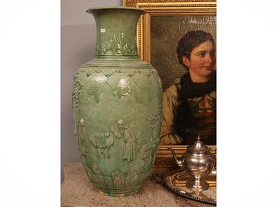 Vaso in porcellana celadon con decorazione a istoriato, Cina, prima metà del XX secolo