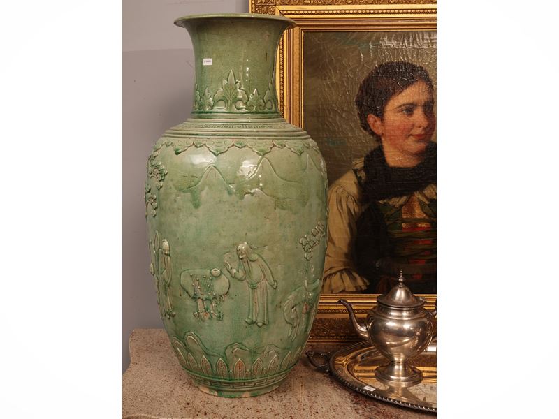 Vaso in porcellana celadon con decorazione a istoriato, Cina, prima metà del XX secolo