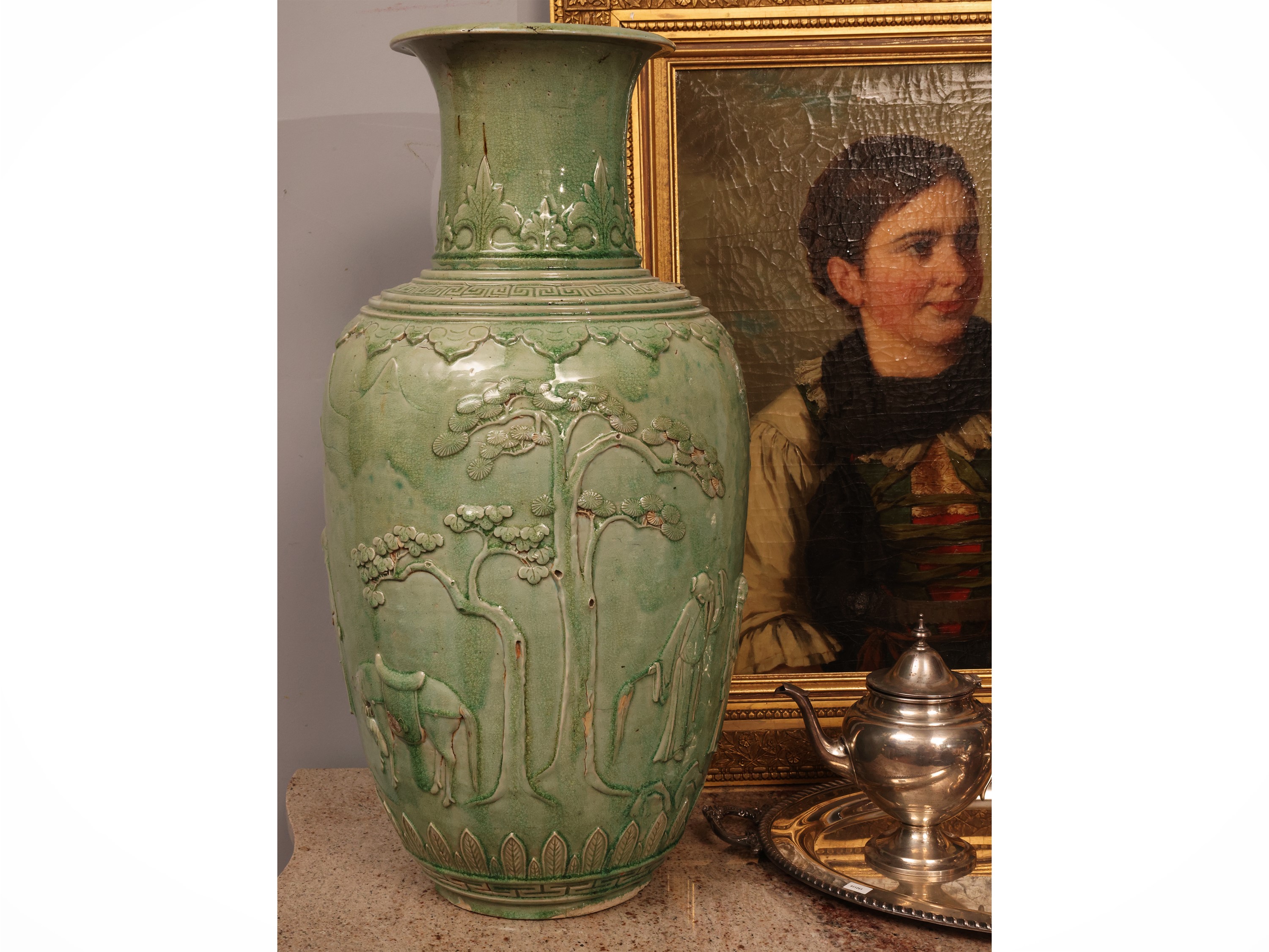 Vaso in porcellana celadon con decorazione a istoriato, Cina, prima metà del XX secolo