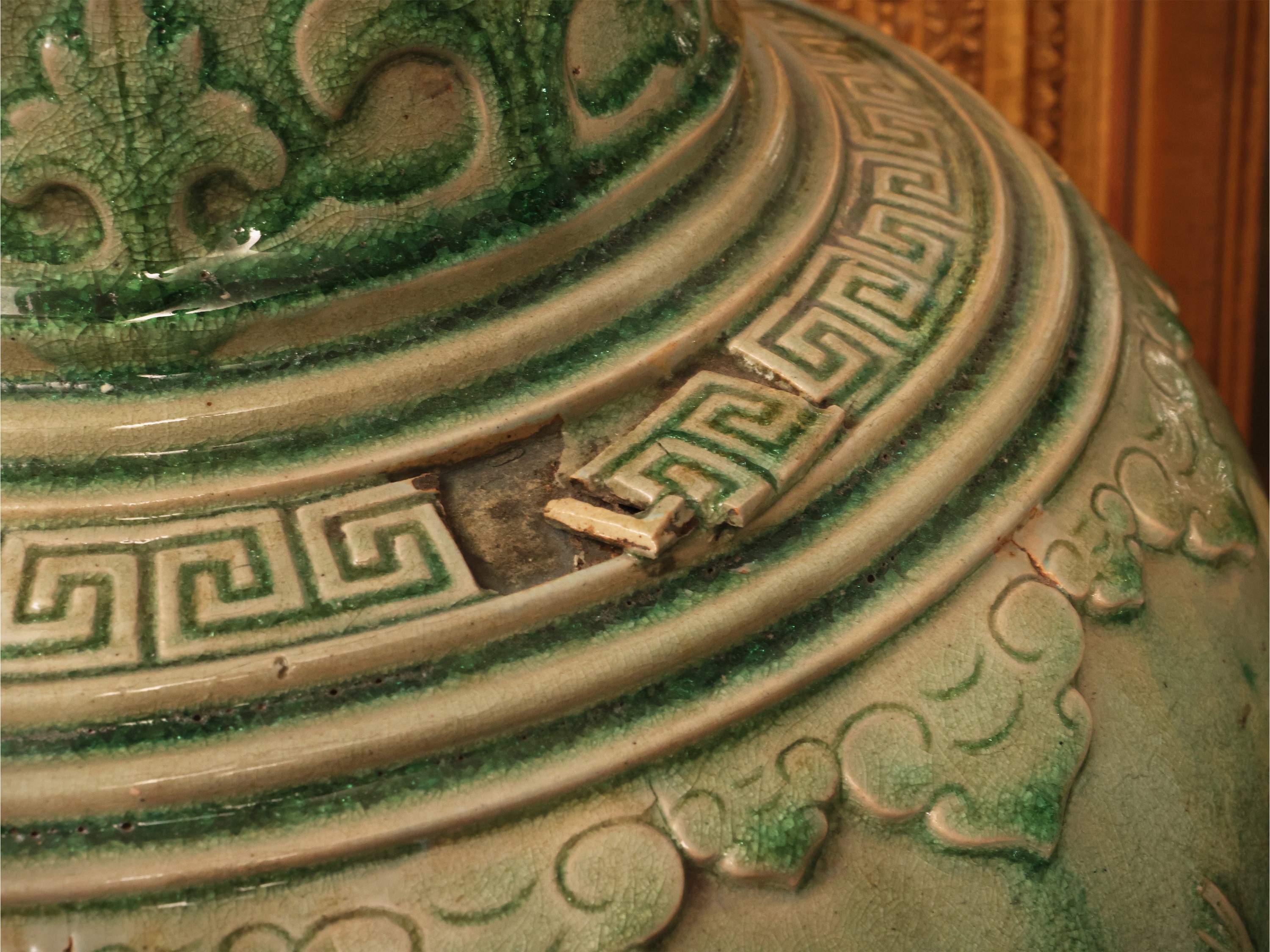 Vaso in porcellana celadon con decorazione a istoriato, Cina, prima metà del XX secolo
