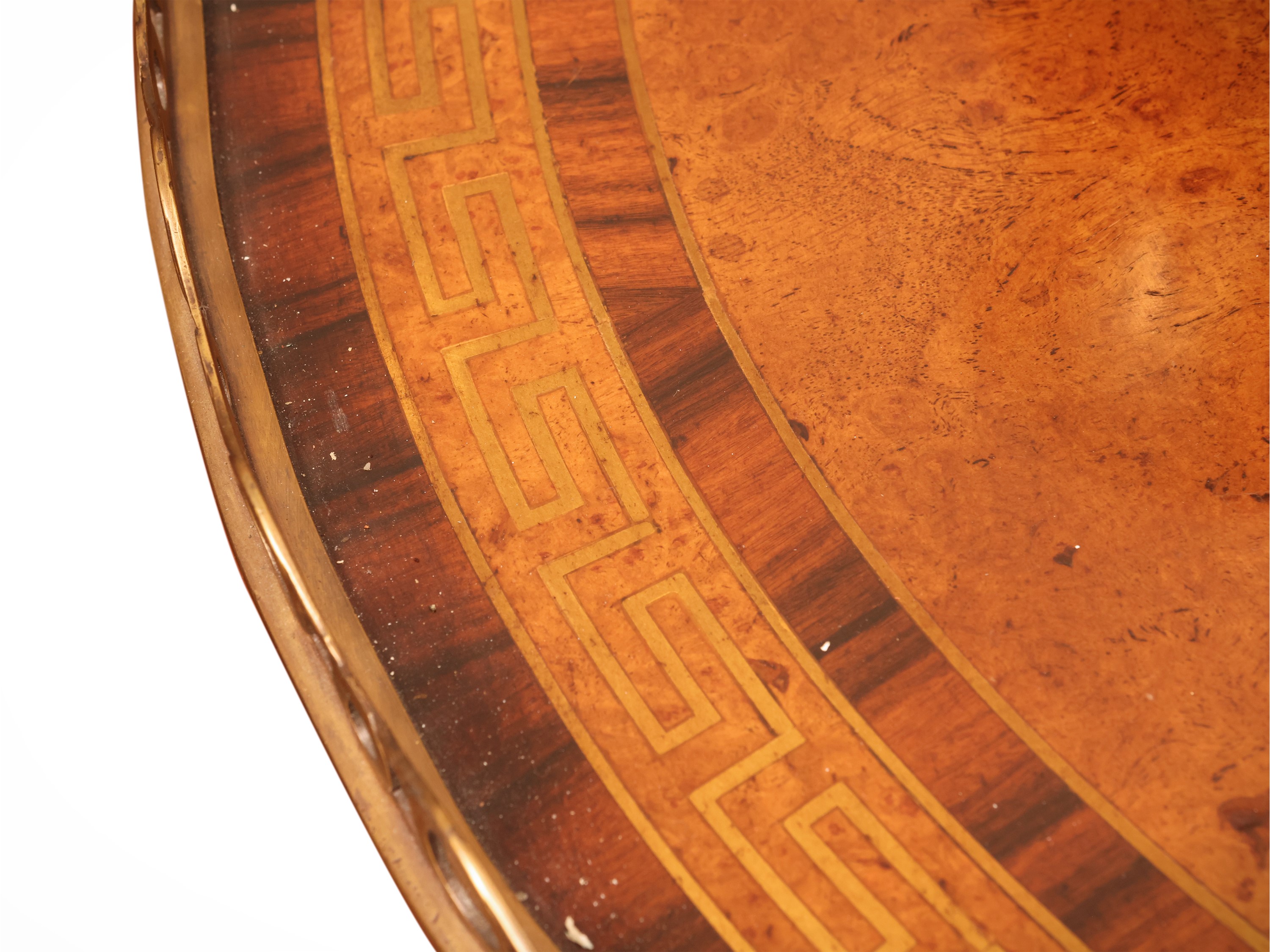 Tavolino antropomorfo, piano circolare intarsiato in noce e altre essenze