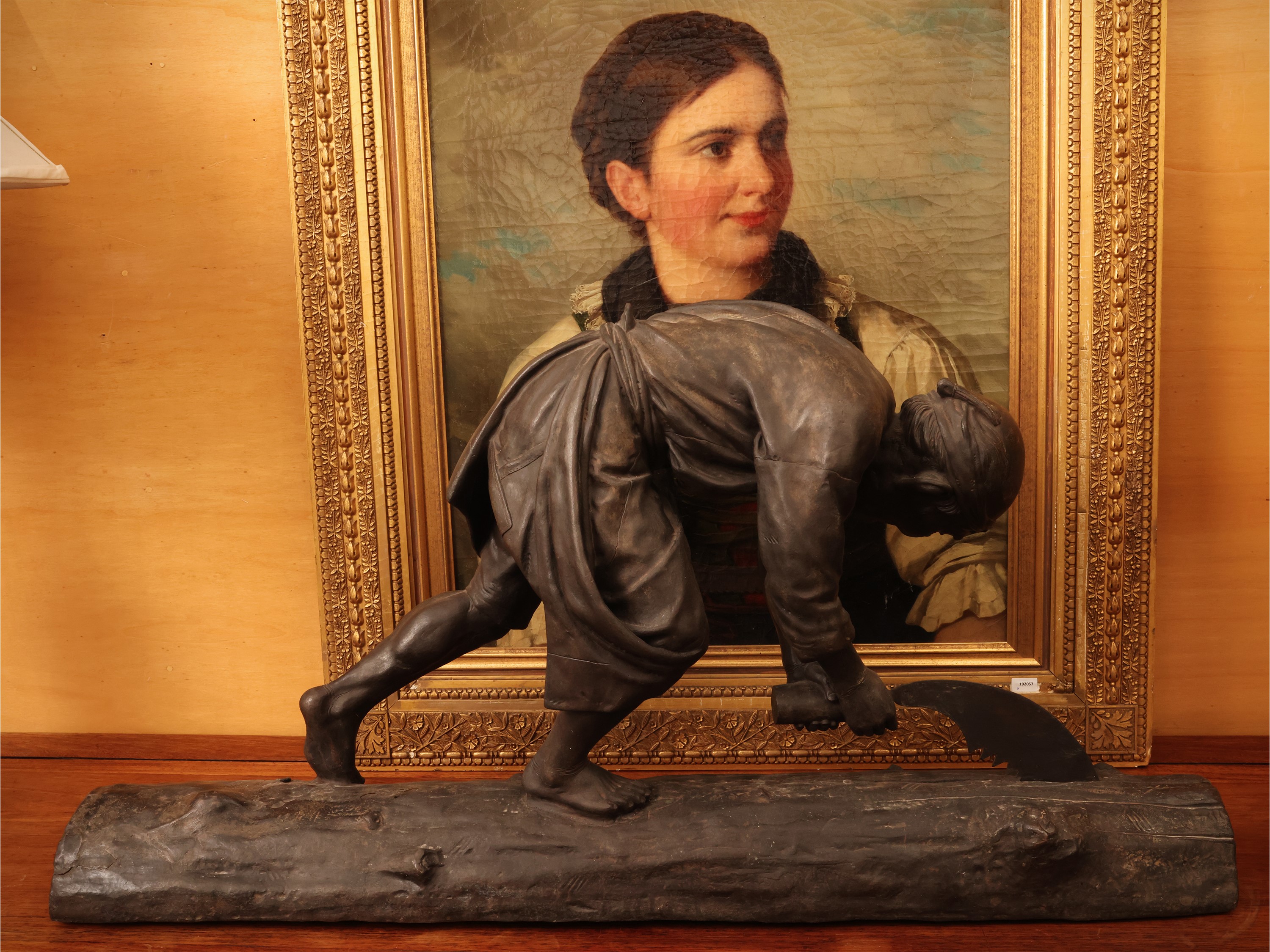 Grande gruppo in bronzo di gusto orientale, raffigurante un falegname al lavoro