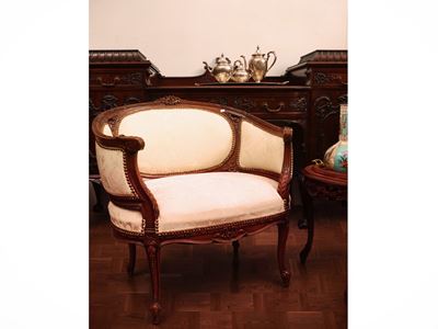 Poltrona a pozzetto in noce, stile settecentesco