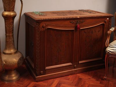 Grande baule da guardaroba in noce, intaglio e incisioni vegetali, bronzi ai manici, inizio XIX s...