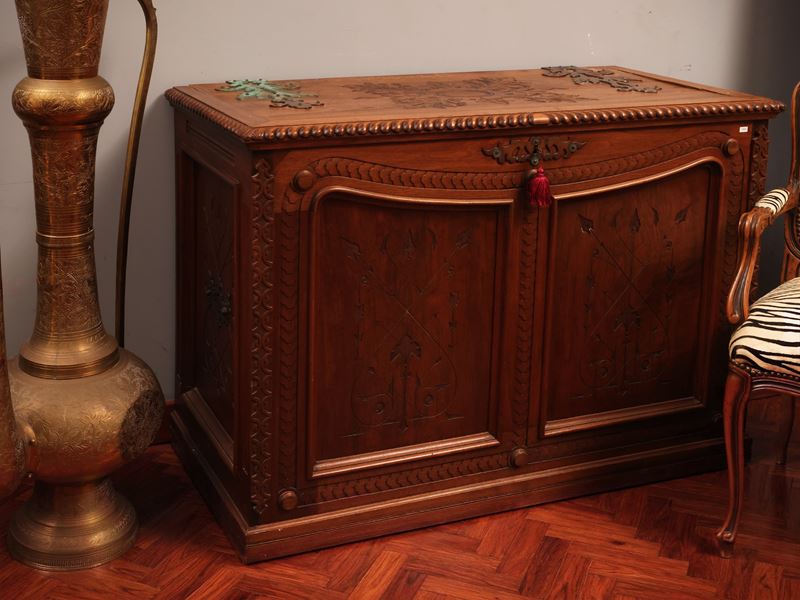 Grande baule da guardaroba in noce, intaglio e incisioni vegetali, bronzi ai manici, inizio XIX s...