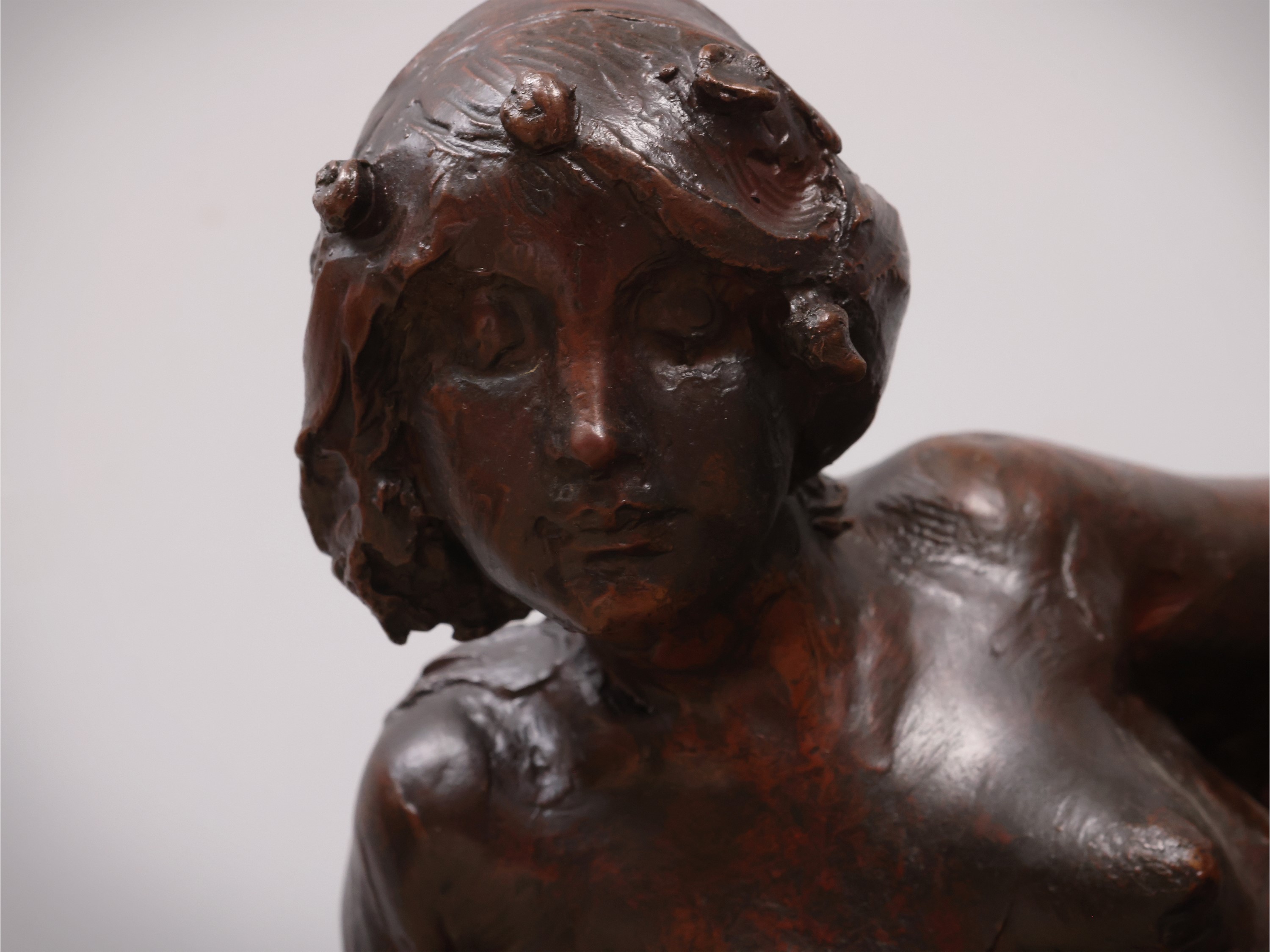 Gruppo scultoreo in bronzo, nudo femminile disteso (inizio XX secolo)