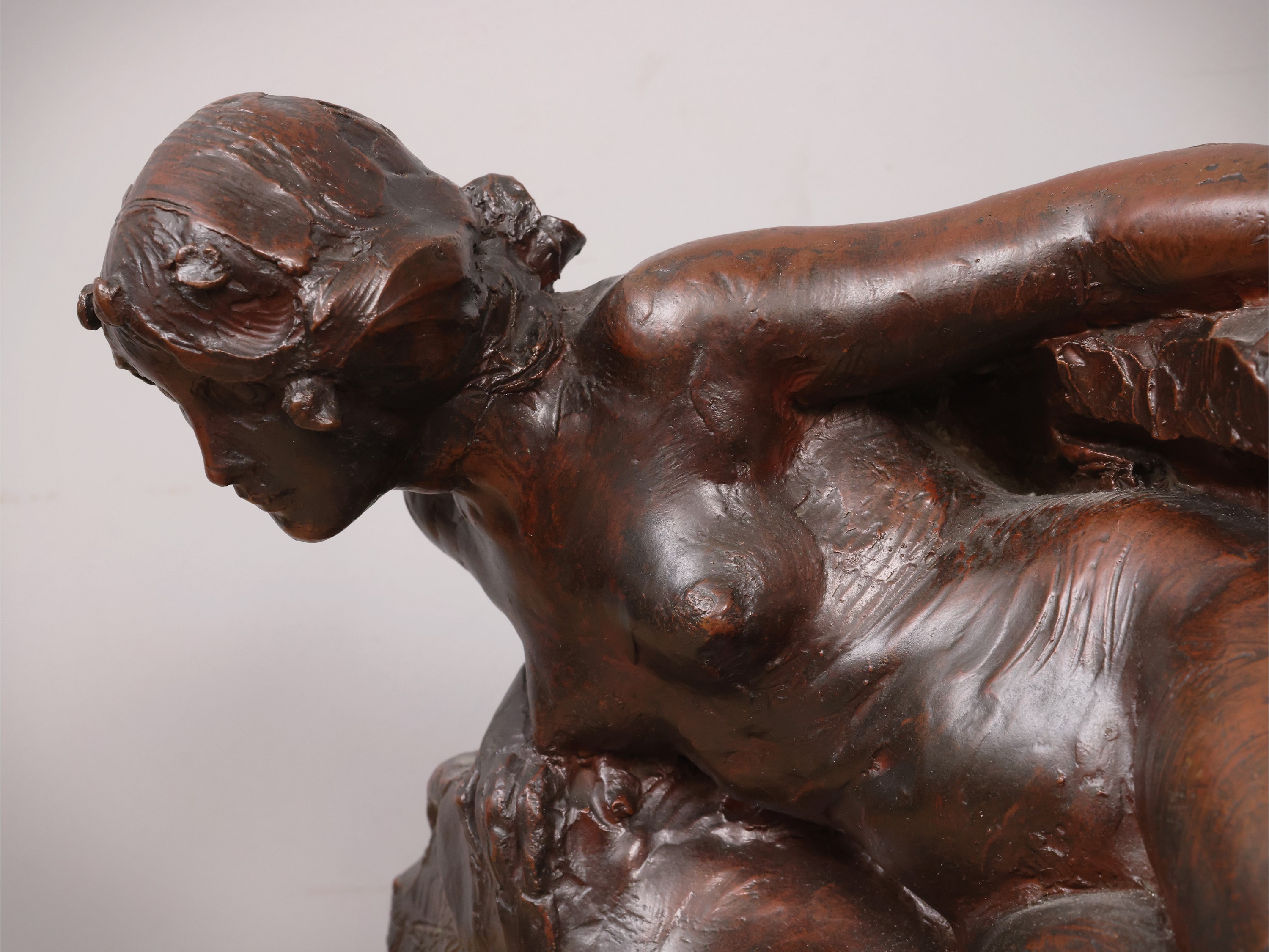Gruppo scultoreo in bronzo, nudo femminile disteso (inizio XX secolo)