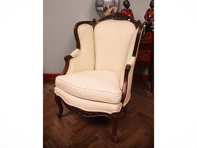 Poltrona bergère, noce intagliato con motivi floreali, prima metà del XX secolo