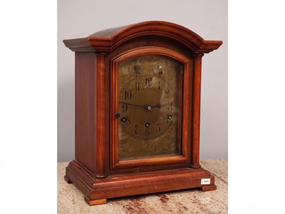 Orologio architettonico da tavolo in rovere, quadrante in ottone inciso (inizio XX secolo)
