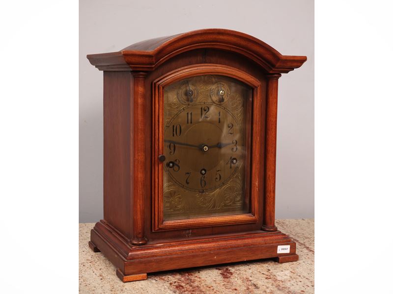 Orologio architettonico da tavolo in rovere, quadrante in ottone inciso (inizio XX secolo)