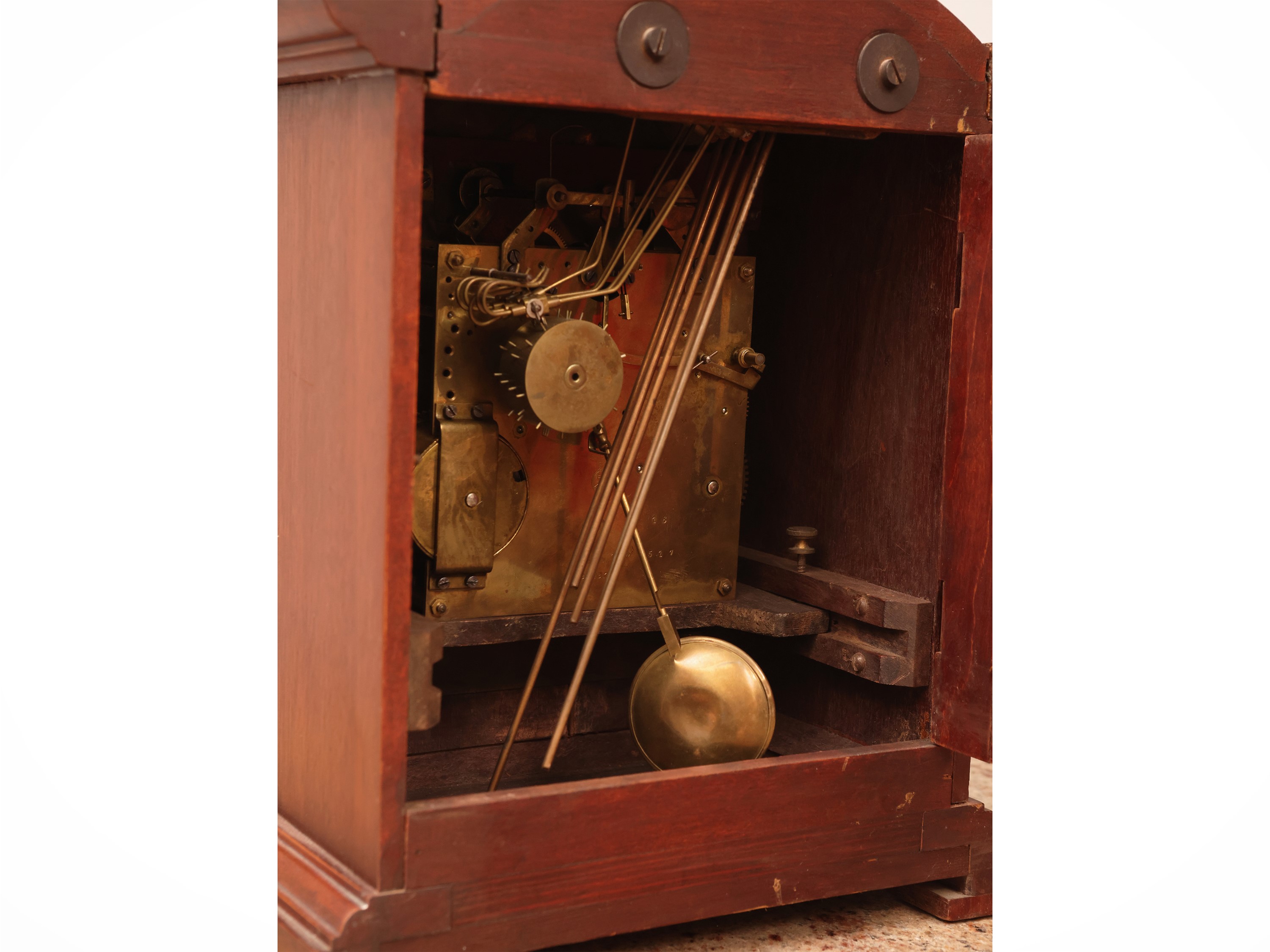 Orologio architettonico da tavolo in rovere, quadrante in ottone inciso (inizio XX secolo)