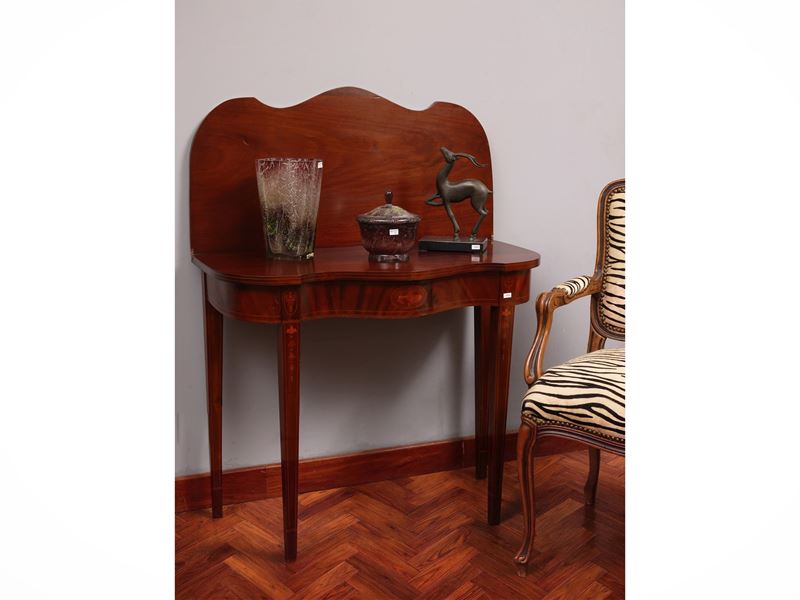 Seconda metà del XIX secolo, Tavolino da gioco in piuma di mogano con piano a libro e decorazione...
