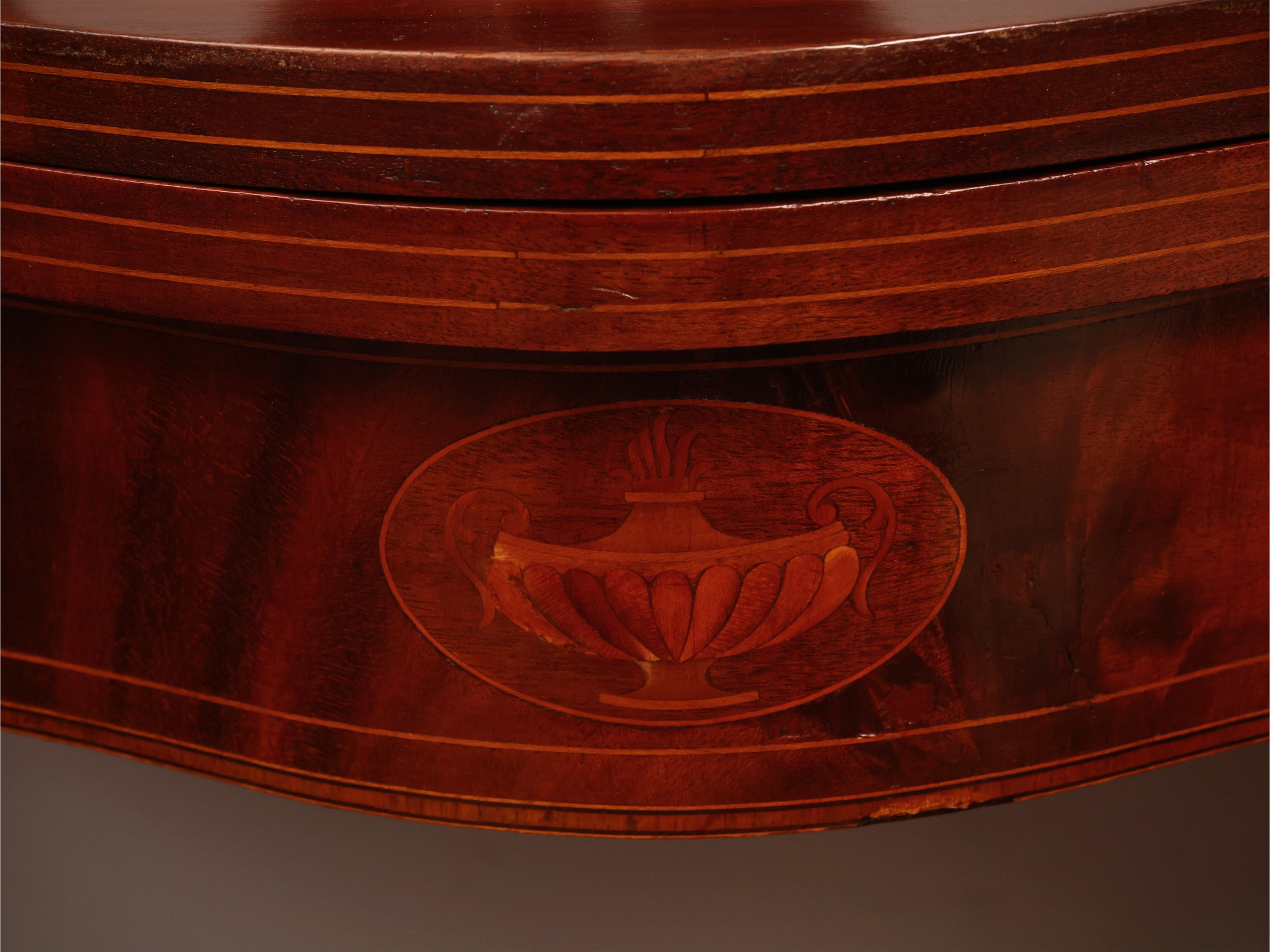 Seconda metà del XIX secolo, Tavolino da gioco in piuma di mogano con piano a libro e decorazione...