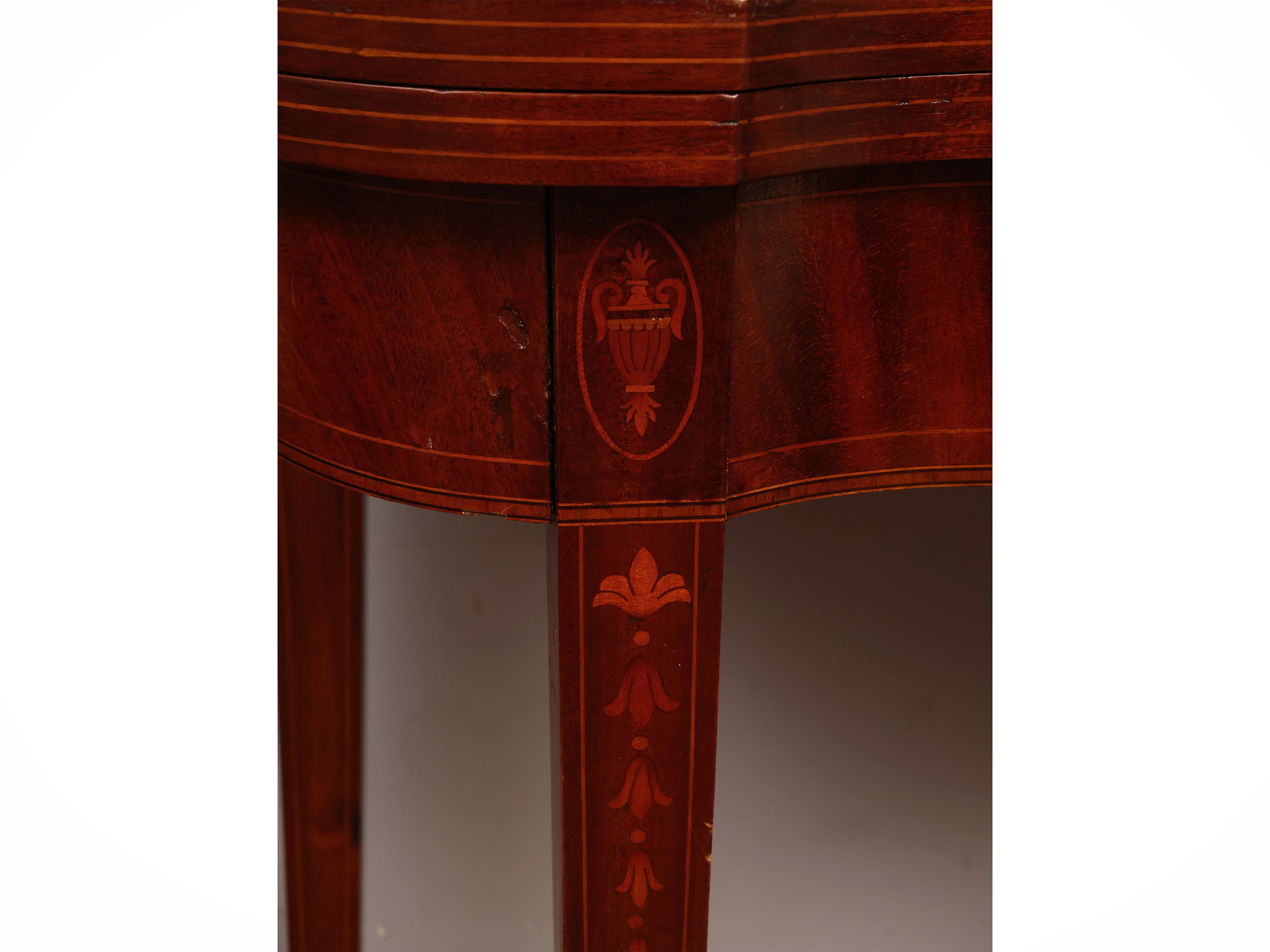 Seconda metà del XIX secolo, Tavolino da gioco in piuma di mogano con piano a libro e decorazione...
