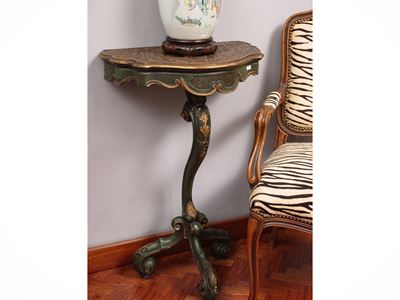 Gueridon in legno laccato verde, lumeggiato in oro, piano sagomato intagliato