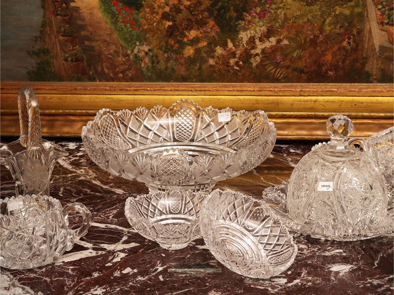 Assortimento di accessori in cristallo molato, grande coppa e burriera con cloche