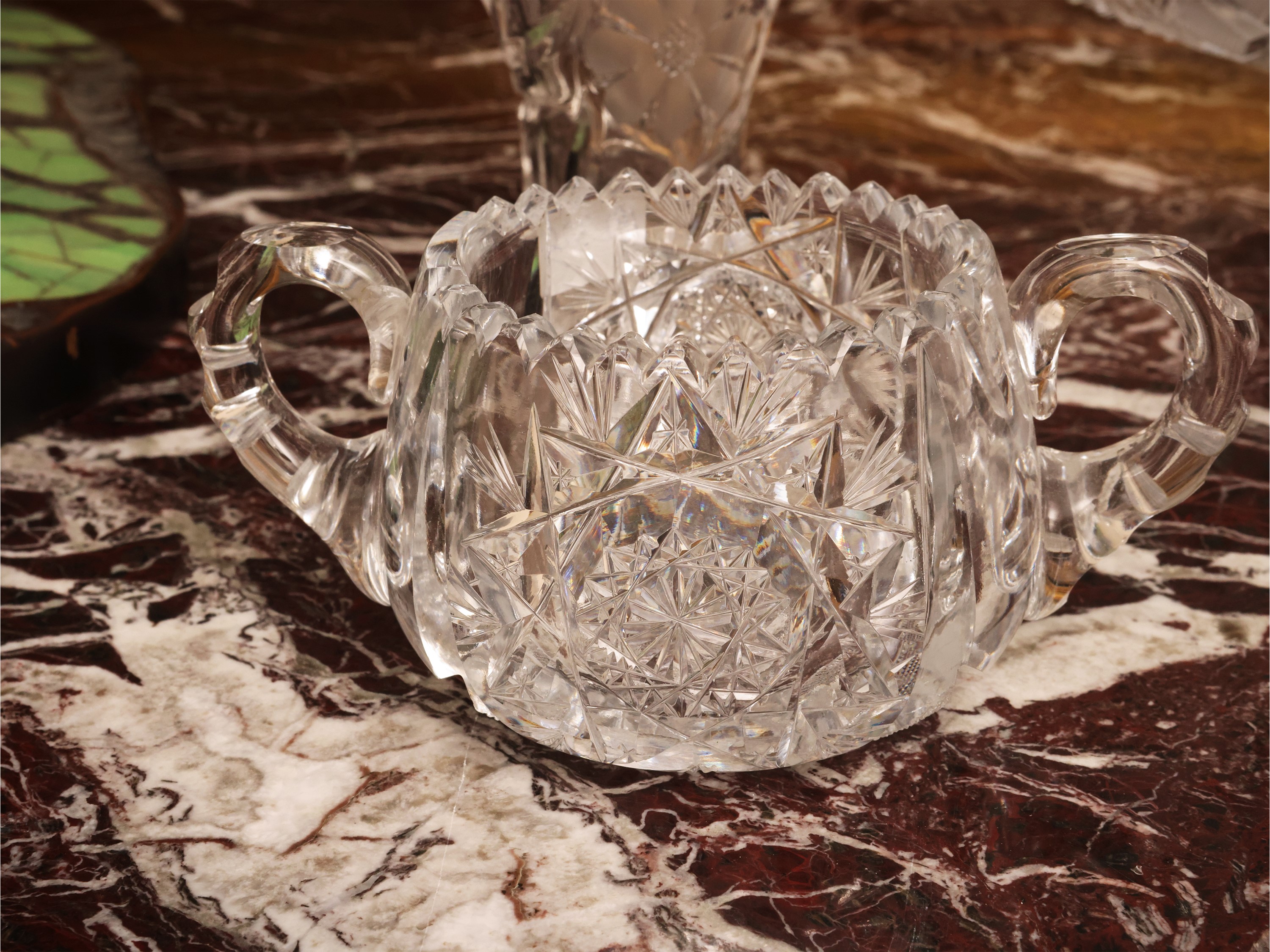 Assortimento di accessori in cristallo molato, grande coppa e burriera con cloche