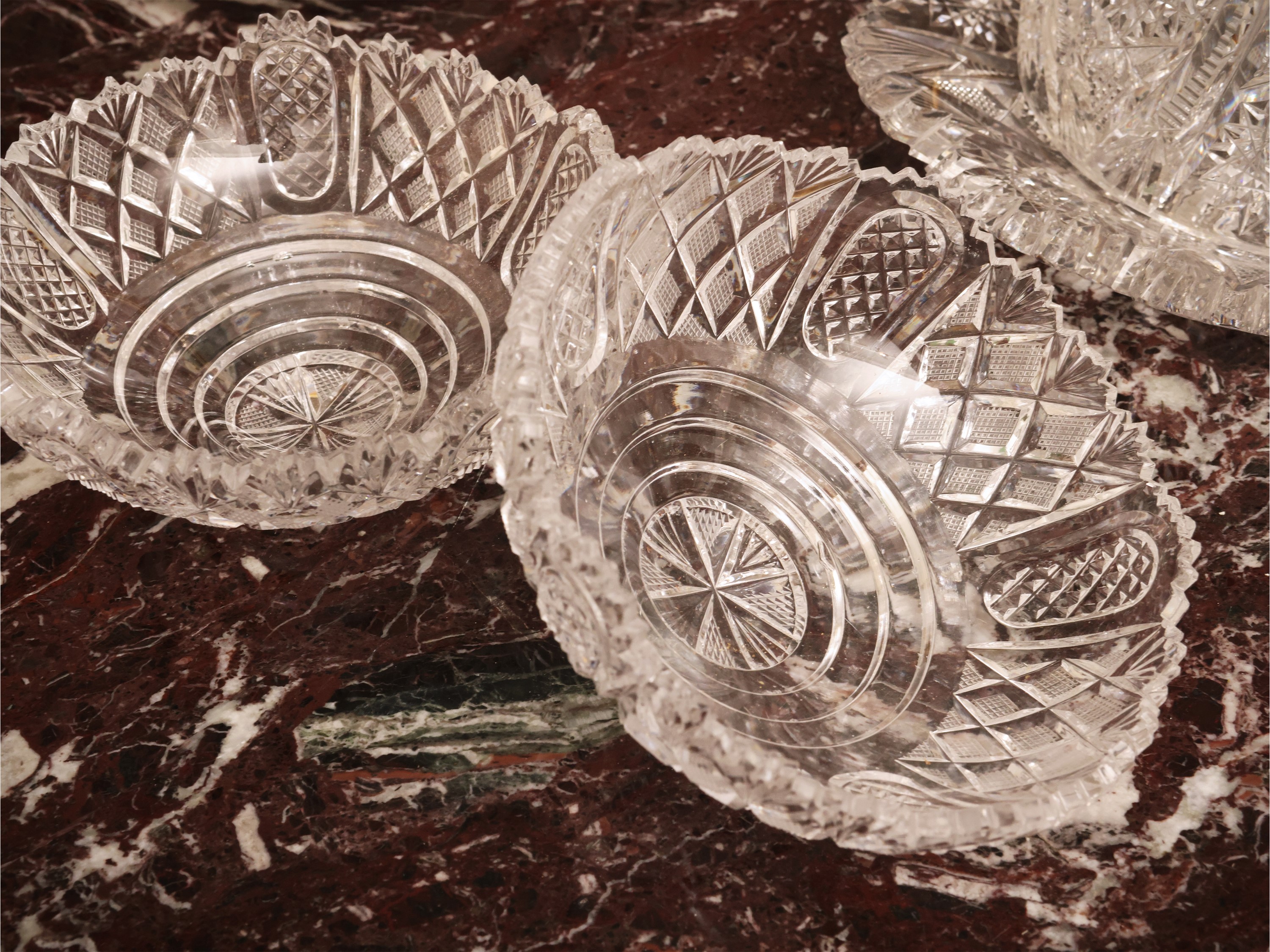 Assortimento di accessori in cristallo molato, grande coppa e burriera con cloche
