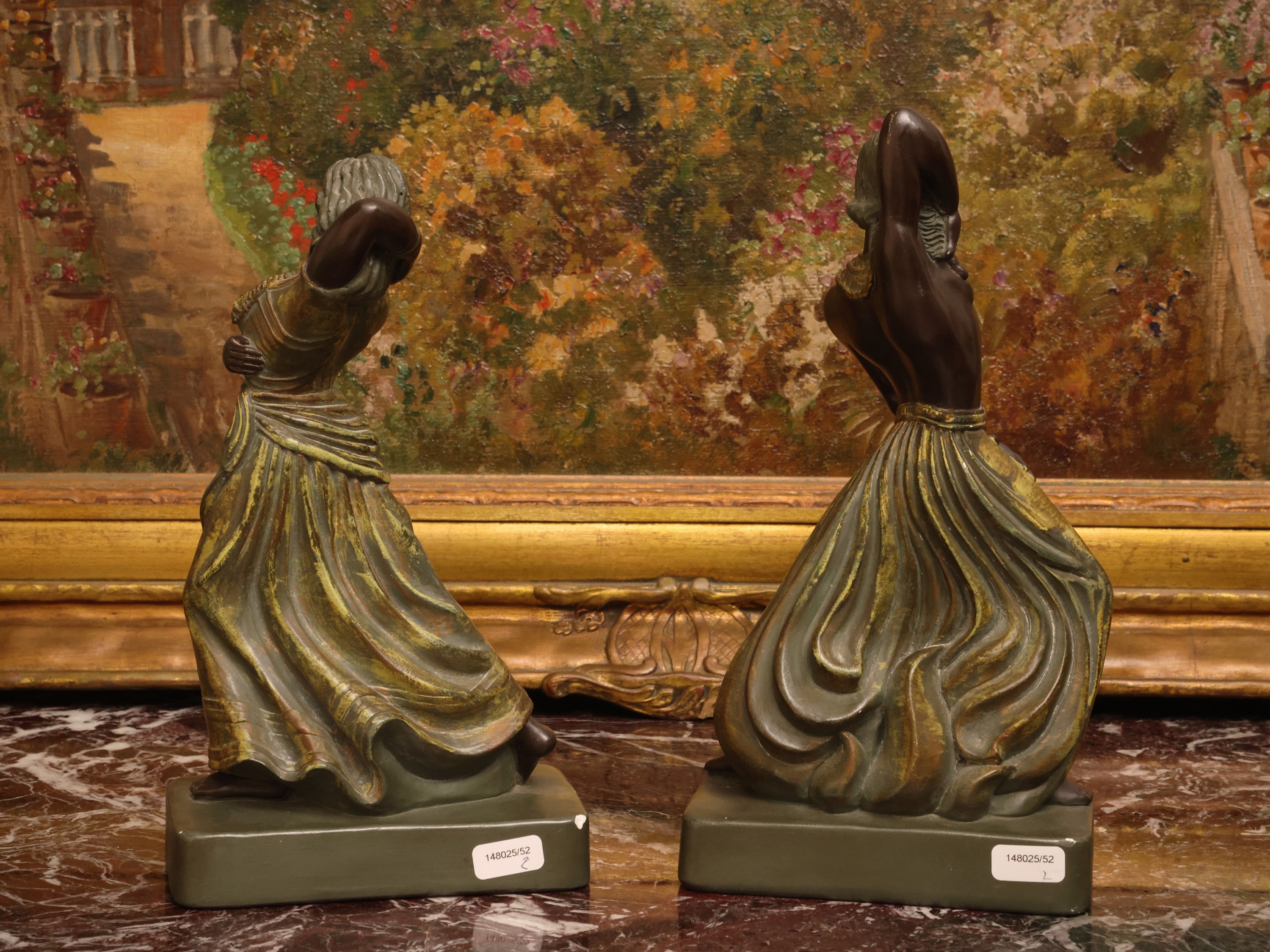 Devonware, Coppia di fermalibri orientalistici raffiguranti danzatori