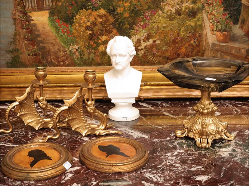 Oggetti decorativi d’epoca, tra cui due silhouette in cornice, alzata e due candelieri a grottesc...