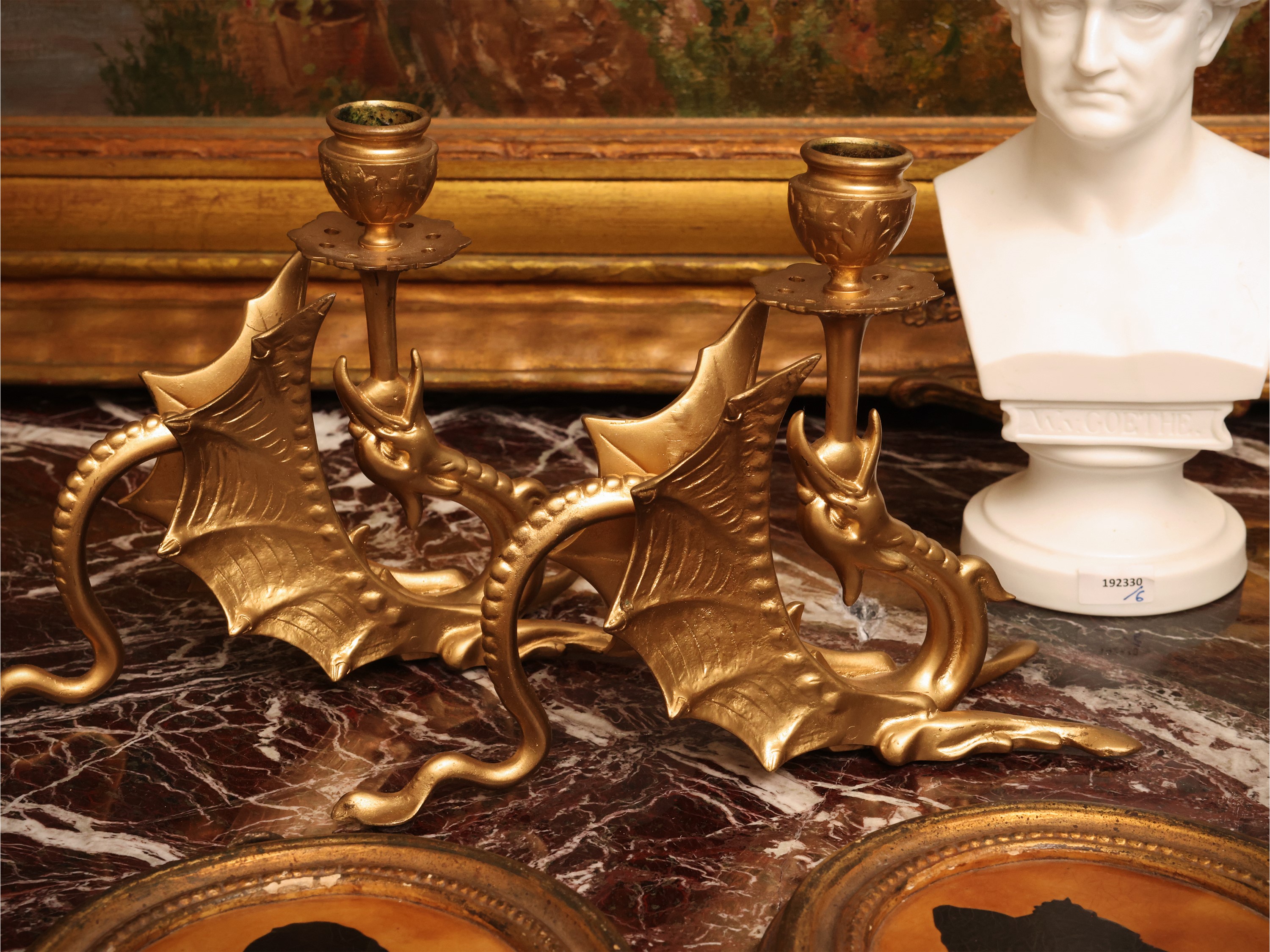 Oggetti decorativi d’epoca, tra cui due silhouette in cornice, alzata e due candelieri a grottesc...