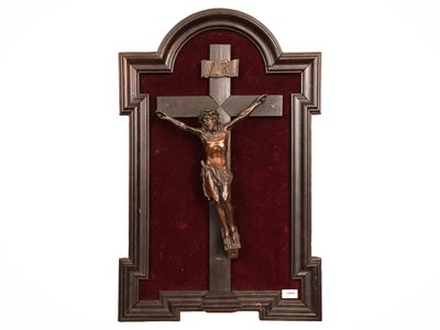 Cristo crocifisso, scultura in bronzo su croce lignea ebanizzata, entro cornice sagomata