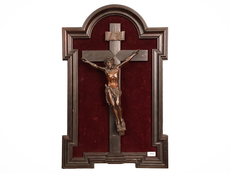 Cristo crocifisso, scultura in bronzo su croce lignea ebanizzata, entro cornice sagomata