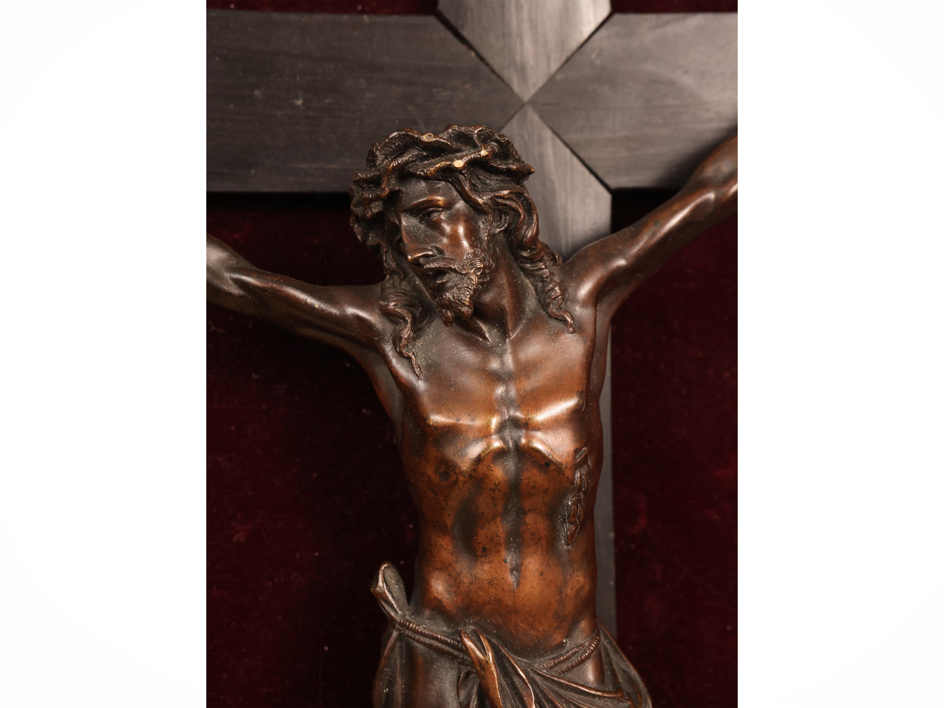 Cristo crocifisso, scultura in bronzo su croce lignea ebanizzata, entro cornice sagomata