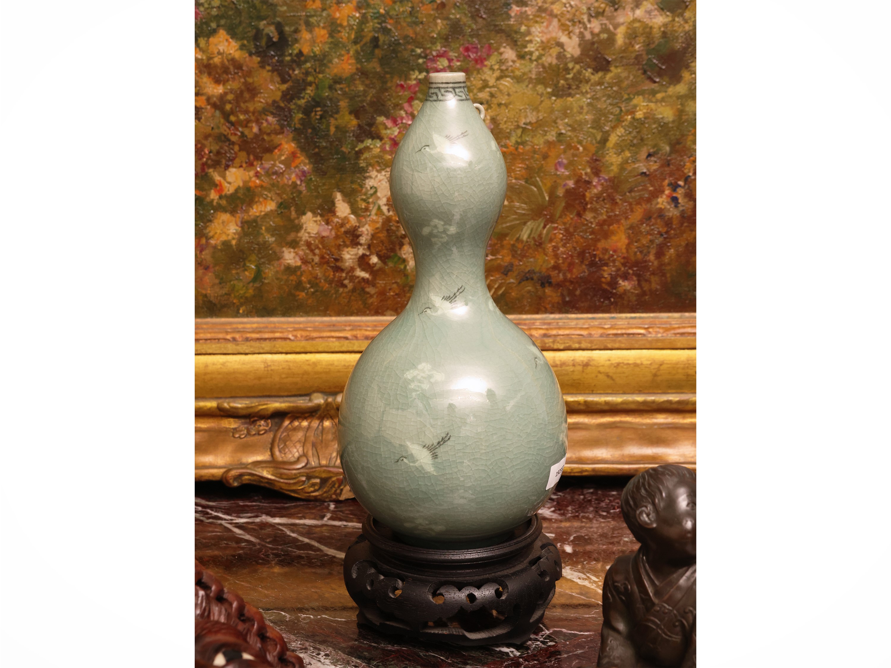 Chinoiserie, composizione decorativa con elementi in porcellana e maschera lignea
