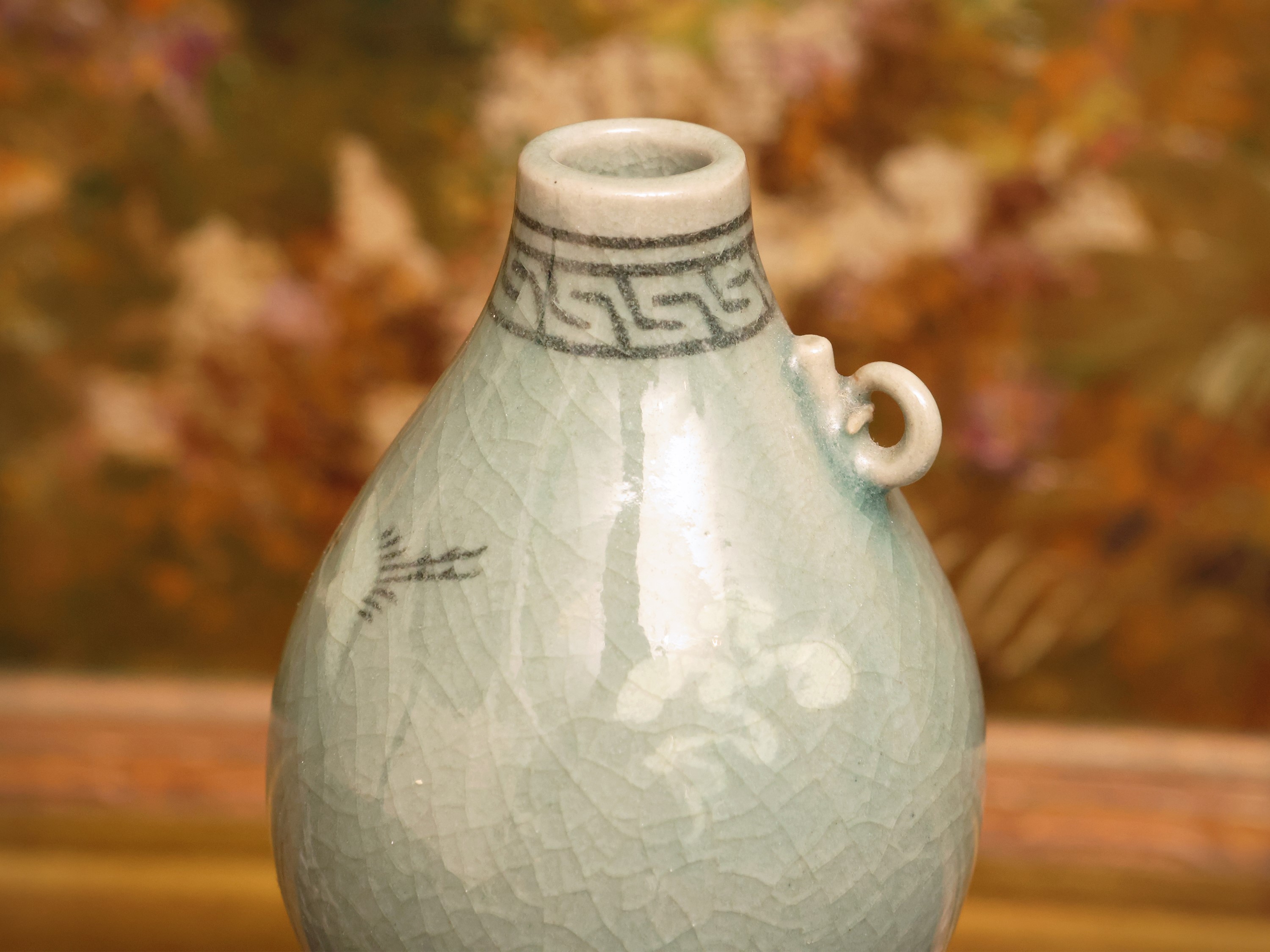 Chinoiserie, composizione decorativa con elementi in porcellana e maschera lignea