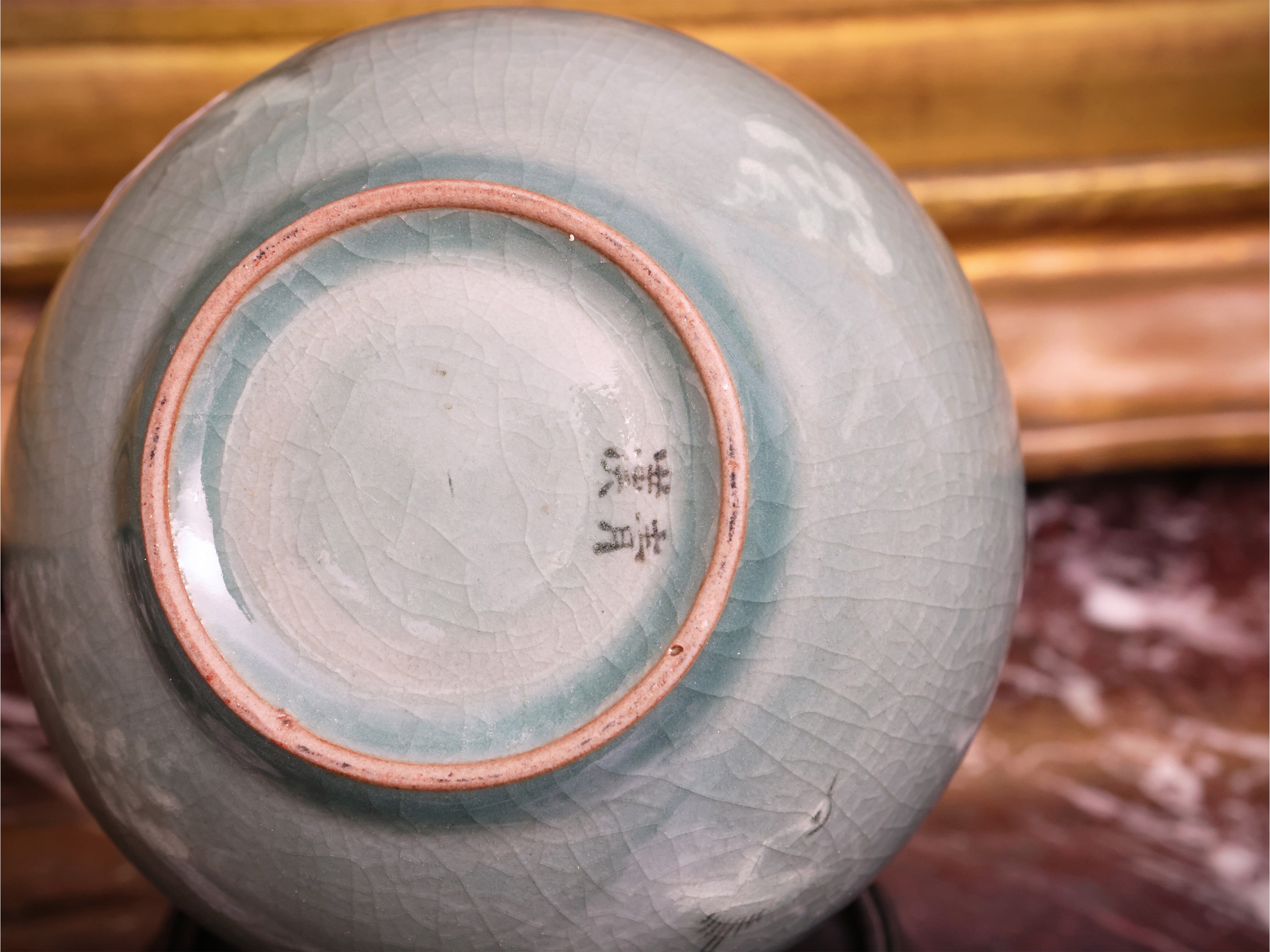 Chinoiserie, composizione decorativa con elementi in porcellana e maschera lignea